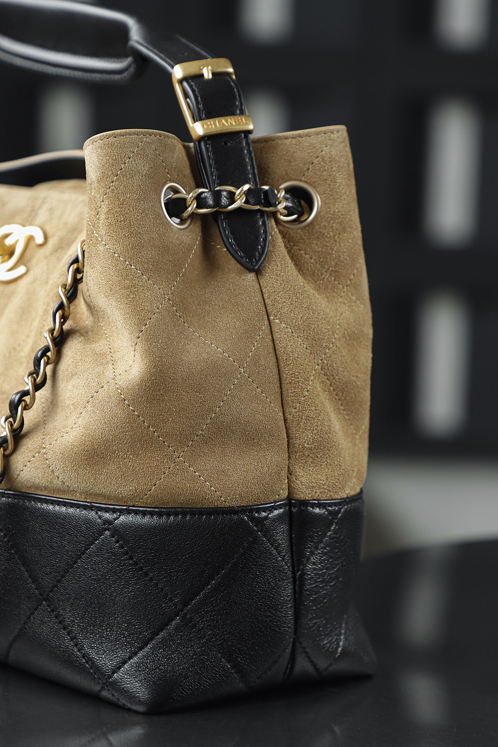 25A手工坊 hobo麂皮包鑒定版👜C-2380
一包一碼 支持全球鑒定查驗身份證原廠專G
DELICONICA皮料過關清單資料可査詢

最期待的手工坊系列，hobo麂皮包是这季的流量密码！自首次亮相以來，各大平台的热度从未减过，属于越看越好看的系列！麂皮拼色搭配复古五金，简直美到每个女人的心底！必入款！

五金：厚鍍24k復古金
皮料：麂皮拼羊皮
尺寸：24*36*14cm