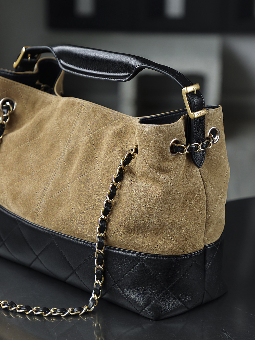 25A手工坊 hobo麂皮包鑒定版👜C-2380
一包一碼 支持全球鑒定查驗身份證原廠專G
DELICONICA皮料過關清單資料可査詢

最期待的手工坊系列，hobo麂皮包是这季的流量密码！自首次亮相以來，各大平台的热度从未减过，属于越看越好看的系列！麂皮拼色搭配复古五金，简直美到每个女人的心底！必入款！

五金：厚鍍24k復古金
皮料：麂皮拼羊皮
尺寸：24*36*14cm