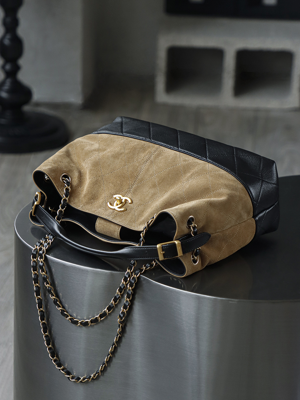 25A手工坊 hobo麂皮包鑒定版👜C-2380
一包一碼 支持全球鑒定查驗身份證原廠專G
DELICONICA皮料過關清單資料可査詢

最期待的手工坊系列，hobo麂皮包是这季的流量密码！自首次亮相以來，各大平台的热度从未减过，属于越看越好看的系列！麂皮拼色搭配复古五金，简直美到每个女人的心底！必入款！

五金：厚鍍24k復古金
皮料：麂皮拼羊皮
尺寸：24*36*14cm