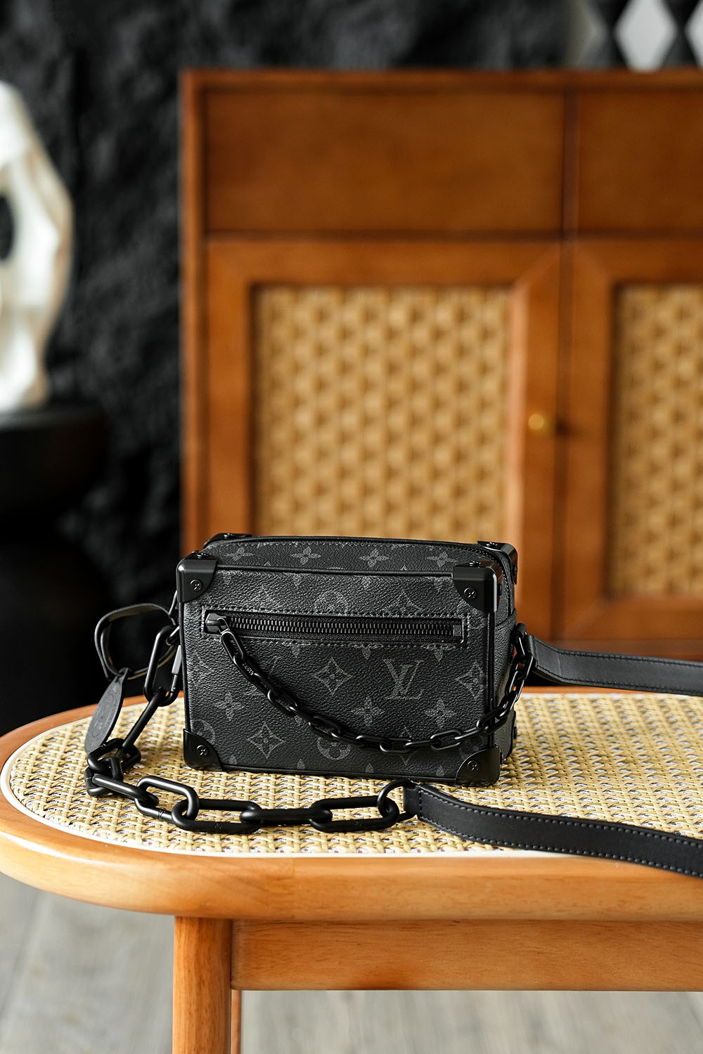 NO:768629,Special Mini Soft Trunk Black Flower Box Bag M44735 AS Private Edition The box bag is a classic bag type among men's accessories. It incorporates traditional design and modern trend elements. The color scheme is dark gray and black, which reveals a sense of luxury in a low-key manner. It is both classic and in line with modern aesthetics! Hardware resin buckle, thick plated 24k steel, size 18.5*13*8cm, lv special sp diamond grid fabric, louis vuitton19860909特级 Mini Soft Trunk黑花盒子包M44735 AS私品版 盒子包是男士配飾中的一款經典包型,融入了傳統設計與現代潮流元素,配色採用深灰與黑色搭配,低調中透露出奢華感,既經典又符合現代審美！ 五金樹脂扣 厚镀24k全鋼 尺寸18.5*13*8cm,lv特级sp菱形格面料,louis vuitton,Bag