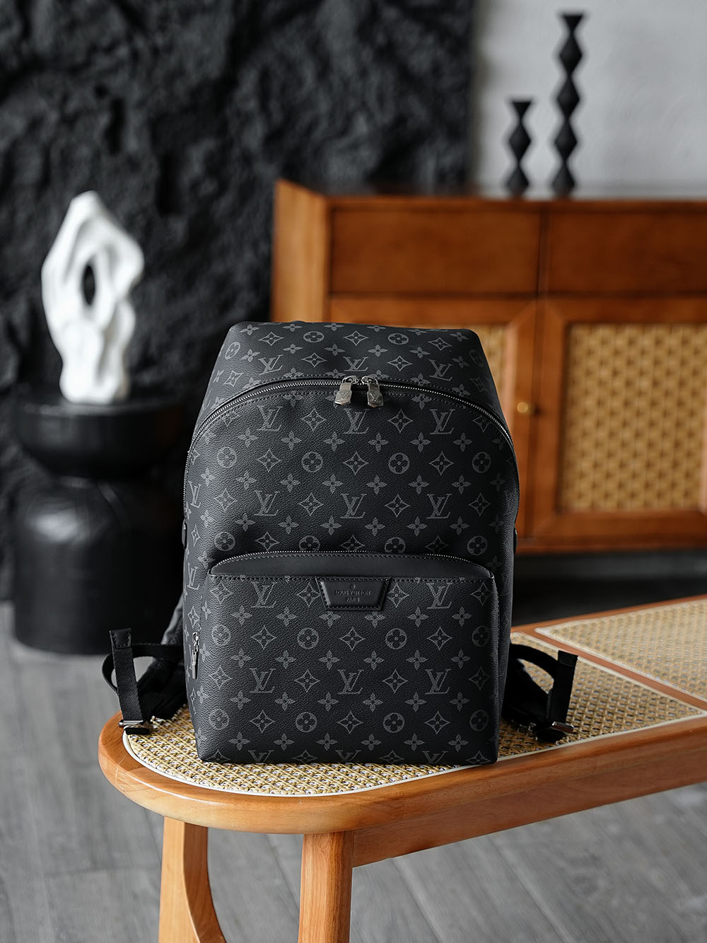 NO:617867,Special Discovery men's backpack M43186 AS private version Discovery black flower backpack, comes with a high-end filter, low-key luxury! The presbyopia element is timeless and gives people a sense of calmness and grandeur, but also has a hint of mystery! The body of the bag has simple lines, and the style is casual, simple and versatile, regardless of dress or height! Hardware thickly plated 24k steel, size 37*40*20cm, lv special sp diamond grid fabric, louis vuitton19860909特级 Discovery男士雙肩包 M43186 AS私品版 Discovery黑花雙肩包,自帶高級感濾鏡,低調奢華！ 老花元素不過時,給人一種沉穩大氣的感覺,同時又帶有一絲神秘的氣息！ 包身線條簡約,風格休閒而簡約百搭不挑打扮和身高！ 五金厚镀24k全鋼 尺寸37*40*20cm,lv特级sp菱形格面料,louis vuitton,Bag