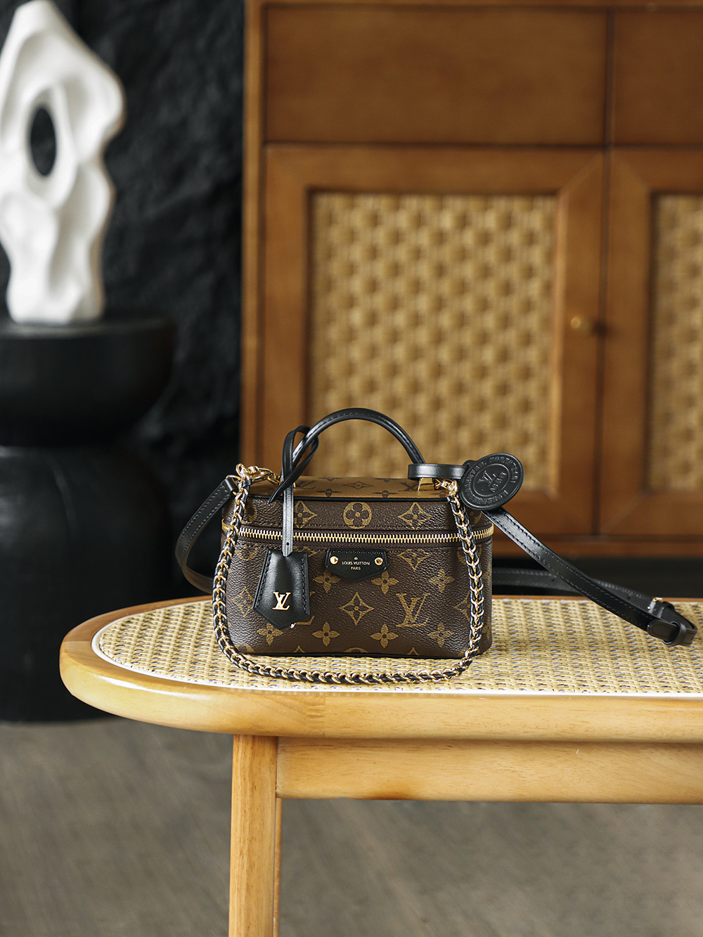 NO:768660,Special Vanity Chain Pouch Handbag M47125 Special AS Private Edition New Fabric This Vanity Chain Pouch is inspired by traditional cosmetic cases. This Vanity Chain Pouch is inspired by traditional cosmetic cases. It leads the trend with its unique design and excellent quality. It perfectly integrates practical functions and fashion charm, and has become the favorite choice of many fashion lovers. Hardware is thickly plated with 24k all steel. Size 19*11.5*6.5cm, lv special sp diamond plaid fabric, louis vuitton19860909特级 Vanity Chain Pouch手袋 M47125 特级AS私品版新面料 這款Vanity Chain Pouch的靈感源自傳統化妝箱,這款Vanity Chain Pouch的靈感源自傳統化妝箱.以其獨特的設計與卓越的品質引領潮流,將實用功能與時尚魅力完美融合,成為了眾多時尚愛好者的心儀之選. 五金厚镀24k全鋼 尺寸19*11.5*6.5cm,lv特级sp菱形格面料,louis vuitton,Bag