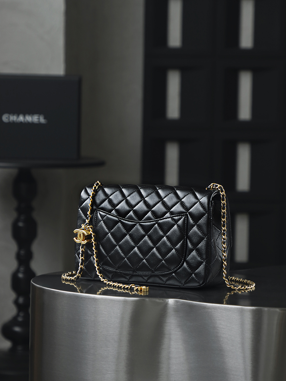 25B 雙C調節扣CF鑒定版👜C-2080
一包一碼 支持全球鑒定查驗身份證原廠專G
Gaiera皮料過關清單資料可査詢

 25B CF 双C調節扣包款，正以經典基因碰撞創意巧思，重新定義優雅的多變形態。續承CF系列的傳世輪廓，立體菱格紋如凝固的時尚韻律，用經典底色承載多變風格，讓經典隨風格自由生長。

五金：厚鍍24K復古金
皮料：Gaiera小羊皮
尺寸：14.5*23*7cm