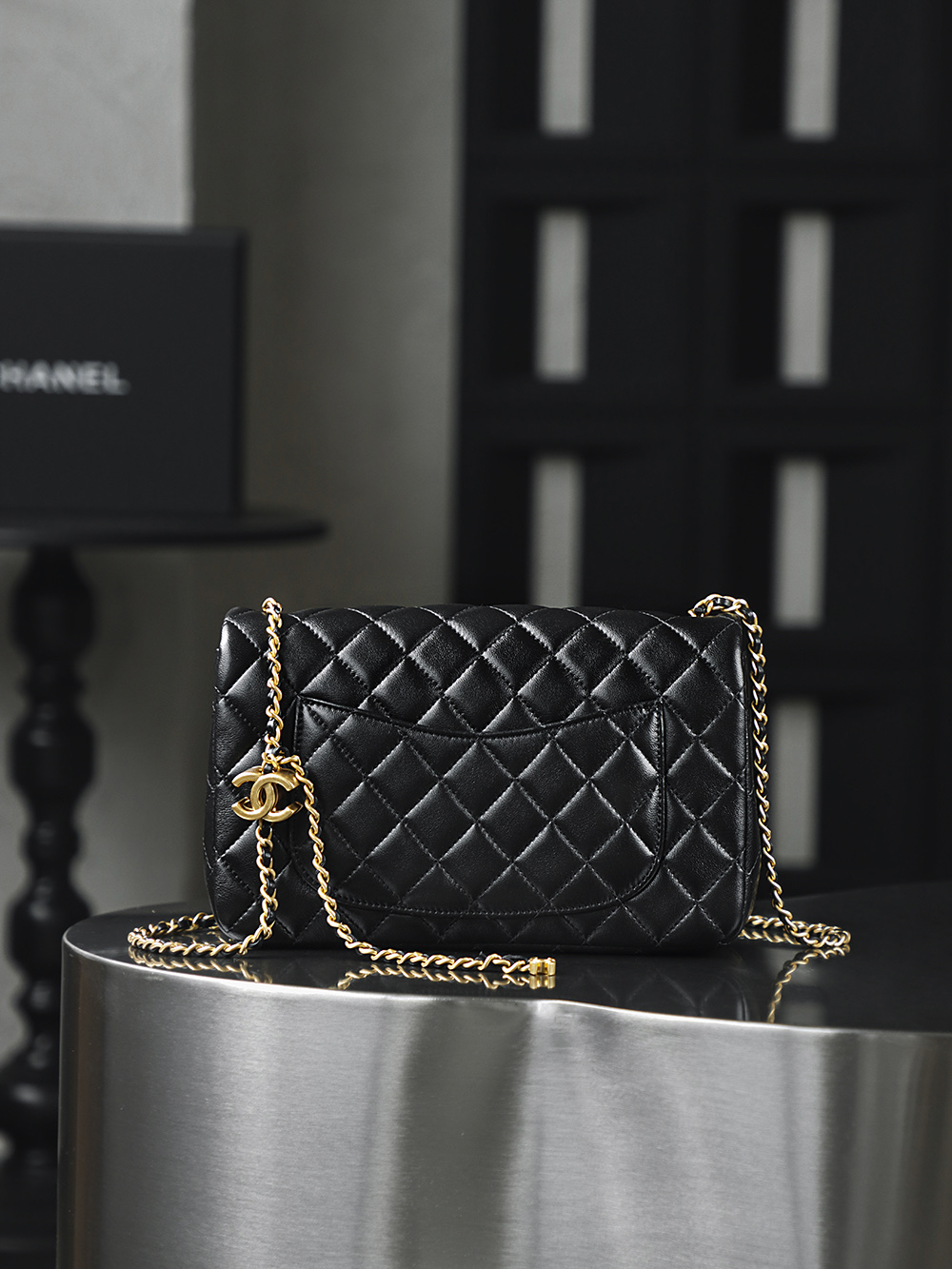 25B 雙C調節扣CF鑒定版👜C-2080
一包一碼 支持全球鑒定查驗身份證原廠專G
Gaiera皮料過關清單資料可査詢

 25B CF 双C調節扣包款，正以經典基因碰撞創意巧思，重新定義優雅的多變形態。續承CF系列的傳世輪廓，立體菱格紋如凝固的時尚韻律，用經典底色承載多變風格，讓經典隨風格自由生長。

五金：厚鍍24K復古金
皮料：Gaiera小羊皮
尺寸：14.5*23*7cm