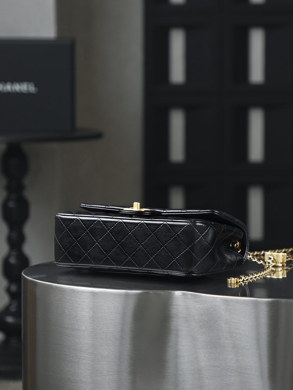 25B 雙C調節扣CF鑒定版👜C-2080
一包一碼 支持全球鑒定查驗身份證原廠專G
Gaiera皮料過關清單資料可査詢

 25B CF 双C調節扣包款，正以經典基因碰撞創意巧思，重新定義優雅的多變形態。續承CF系列的傳世輪廓，立體菱格紋如凝固的時尚韻律，用經典底色承載多變風格，讓經典隨風格自由生長。

五金：厚鍍24K復古金
皮料：Gaiera小羊皮
尺寸：14.5*23*7cm