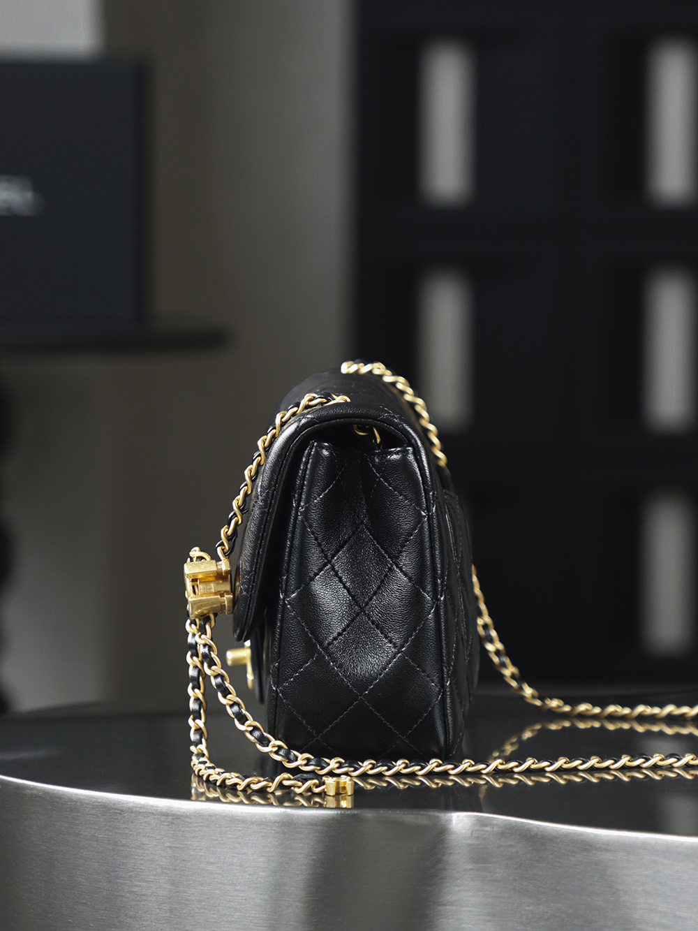 25B 雙C調節扣CF鑒定版👜C-2080
一包一碼 支持全球鑒定查驗身份證原廠專G
Gaiera皮料過關清單資料可査詢

 25B CF 双C調節扣包款，正以經典基因碰撞創意巧思，重新定義優雅的多變形態。續承CF系列的傳世輪廓，立體菱格紋如凝固的時尚韻律，用經典底色承載多變風格，讓經典隨風格自由生長。

五金：厚鍍24K復古金
皮料：Gaiera小羊皮
尺寸：14.5*23*7cm