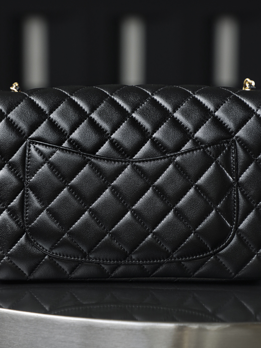 25B 雙C調節扣CF鑒定版👜C-2080
一包一碼 支持全球鑒定查驗身份證原廠專G
Gaiera皮料過關清單資料可査詢

 25B CF 双C調節扣包款，正以經典基因碰撞創意巧思，重新定義優雅的多變形態。續承CF系列的傳世輪廓，立體菱格紋如凝固的時尚韻律，用經典底色承載多變風格，讓經典隨風格自由生長。

五金：厚鍍24K復古金
皮料：Gaiera小羊皮
尺寸：14.5*23*7cm