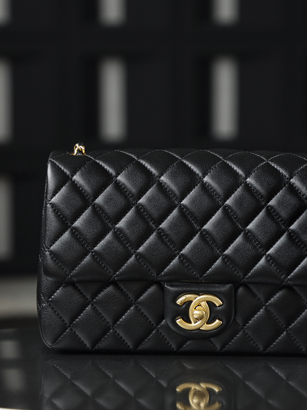 25B 雙C調節扣CF鑒定版👜C-2080
一包一碼 支持全球鑒定查驗身份證原廠專G
Gaiera皮料過關清單資料可査詢

 25B CF 双C調節扣包款，正以經典基因碰撞創意巧思，重新定義優雅的多變形態。續承CF系列的傳世輪廓，立體菱格紋如凝固的時尚韻律，用經典底色承載多變風格，讓經典隨風格自由生長。

五金：厚鍍24K復古金
皮料：Gaiera小羊皮
尺寸：14.5*23*7cm