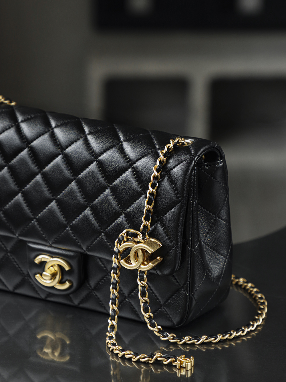 25B 雙C調節扣CF鑒定版👜C-2080
一包一碼 支持全球鑒定查驗身份證原廠專G
Gaiera皮料過關清單資料可査詢

 25B CF 双C調節扣包款，正以經典基因碰撞創意巧思，重新定義優雅的多變形態。續承CF系列的傳世輪廓，立體菱格紋如凝固的時尚韻律，用經典底色承載多變風格，讓經典隨風格自由生長。

五金：厚鍍24K復古金
皮料：Gaiera小羊皮
尺寸：14.5*23*7cm