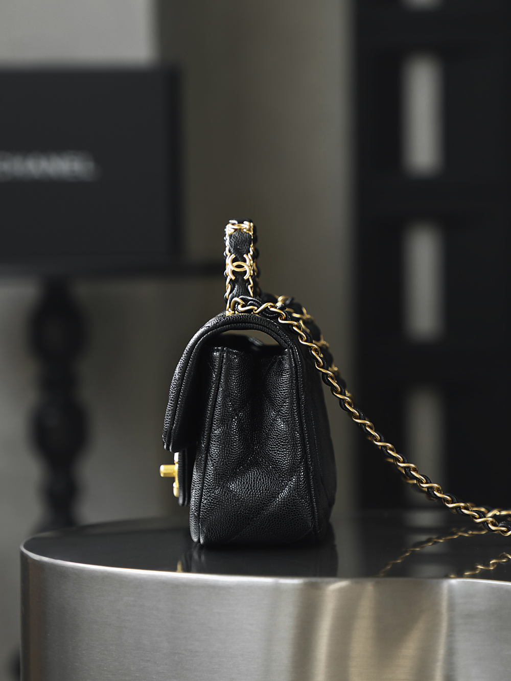 25B 手柄CF MINI小號鑒定版👜C-1780
一包一碼 支持全球鑒定查驗身份證原廠專G
Hass皮料過關清單資料可査詢

MINI小號以時光淬煉的經典，編織硬手柄勾勒優雅輪廓，雙C復古亮金扣藏著品牌的百年底蘊，與做舊五金碰撞出復古韻味，經典與日常的完美共生！

五金：厚鍍24k復古亮金
皮料：Hass中球牛皮
尺寸：12*19.5*6.5cm