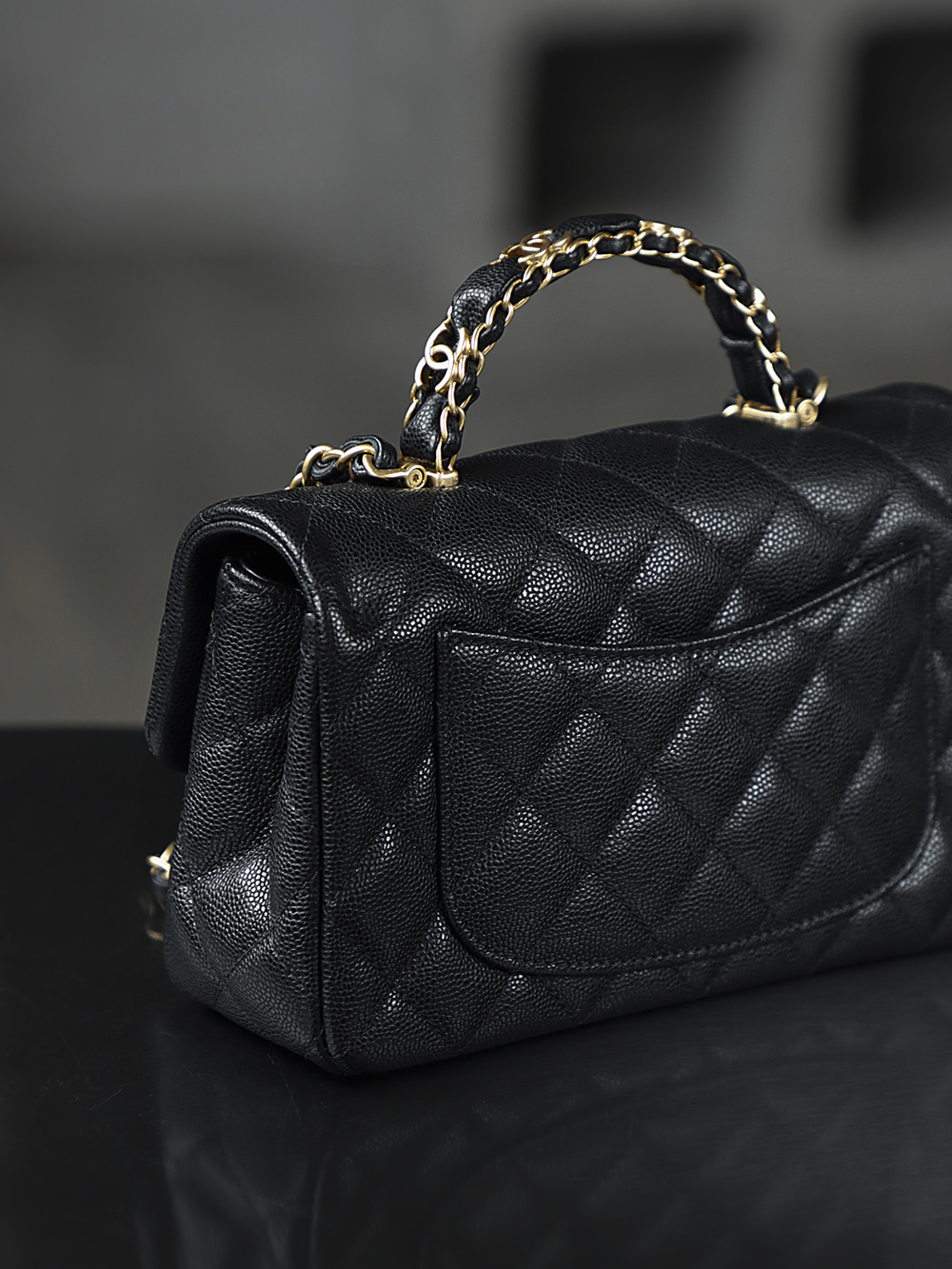 25B 手柄CF MINI小號鑒定版👜C-1780
一包一碼 支持全球鑒定查驗身份證原廠專G
Hass皮料過關清單資料可査詢

MINI小號以時光淬煉的經典，編織硬手柄勾勒優雅輪廓，雙C復古亮金扣藏著品牌的百年底蘊，與做舊五金碰撞出復古韻味，經典與日常的完美共生！

五金：厚鍍24k復古亮金
皮料：Hass中球牛皮
尺寸：12*19.5*6.5cm