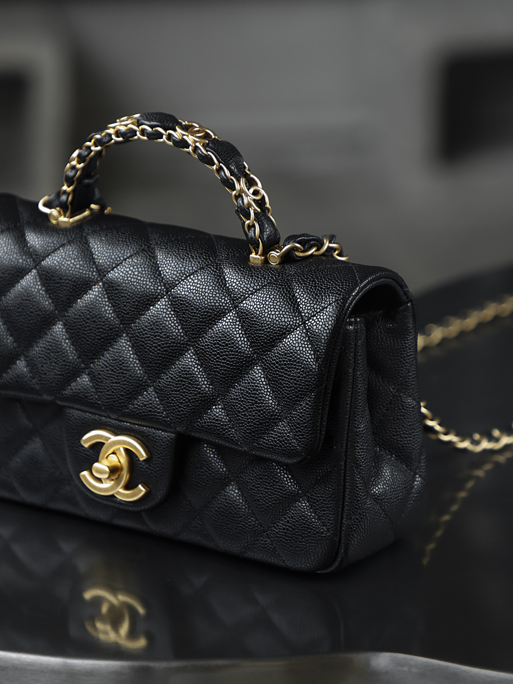 25B 手柄CF MINI小號鑒定版👜C-1780
一包一碼 支持全球鑒定查驗身份證原廠專G
Hass皮料過關清單資料可査詢

MINI小號以時光淬煉的經典，編織硬手柄勾勒優雅輪廓，雙C復古亮金扣藏著品牌的百年底蘊，與做舊五金碰撞出復古韻味，經典與日常的完美共生！

五金：厚鍍24k復古亮金
皮料：Hass中球牛皮
尺寸：12*19.5*6.5cm