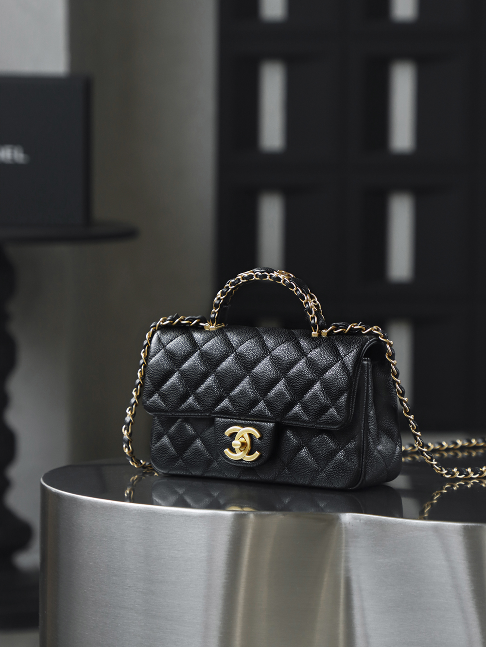 25B 手柄CF MINI小號鑒定版👜C-1780
一包一碼 支持全球鑒定查驗身份證原廠專G
Hass皮料過關清單資料可査詢

MINI小號以時光淬煉的經典，編織硬手柄勾勒優雅輪廓，雙C復古亮金扣藏著品牌的百年底蘊，與做舊五金碰撞出復古韻味，經典與日常的完美共生！

五金：厚鍍24k復古亮金
皮料：Hass中球牛皮
尺寸：12*19.5*6.5cm