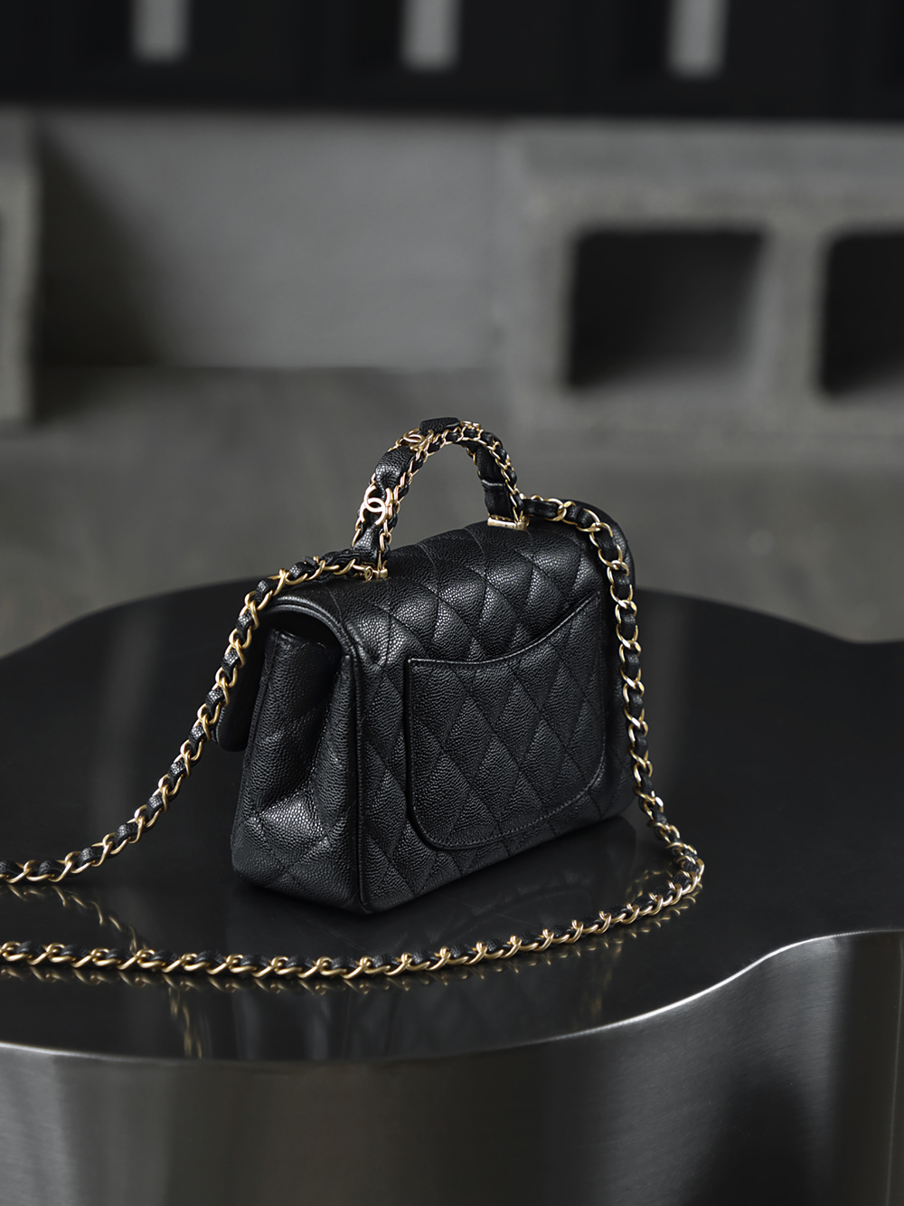 25B 手柄CF MINI小號鑒定版👜C-1780
一包一碼 支持全球鑒定查驗身份證原廠專G
Hass皮料過關清單資料可査詢

MINI小號以時光淬煉的經典，編織硬手柄勾勒優雅輪廓，雙C復古亮金扣藏著品牌的百年底蘊，與做舊五金碰撞出復古韻味，經典與日常的完美共生！

五金：厚鍍24k復古亮金
皮料：Hass中球牛皮
尺寸：12*19.5*6.5cm