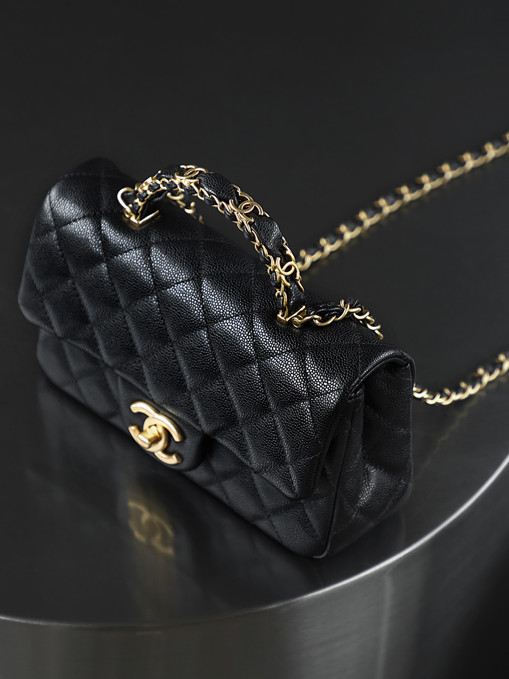 25B 手柄CF MINI小號鑒定版👜C-1780
一包一碼 支持全球鑒定查驗身份證原廠專G
Hass皮料過關清單資料可査詢

MINI小號以時光淬煉的經典，編織硬手柄勾勒優雅輪廓，雙C復古亮金扣藏著品牌的百年底蘊，與做舊五金碰撞出復古韻味，經典與日常的完美共生！

五金：厚鍍24k復古亮金
皮料：Hass中球牛皮
尺寸：12*19.5*6.5cm