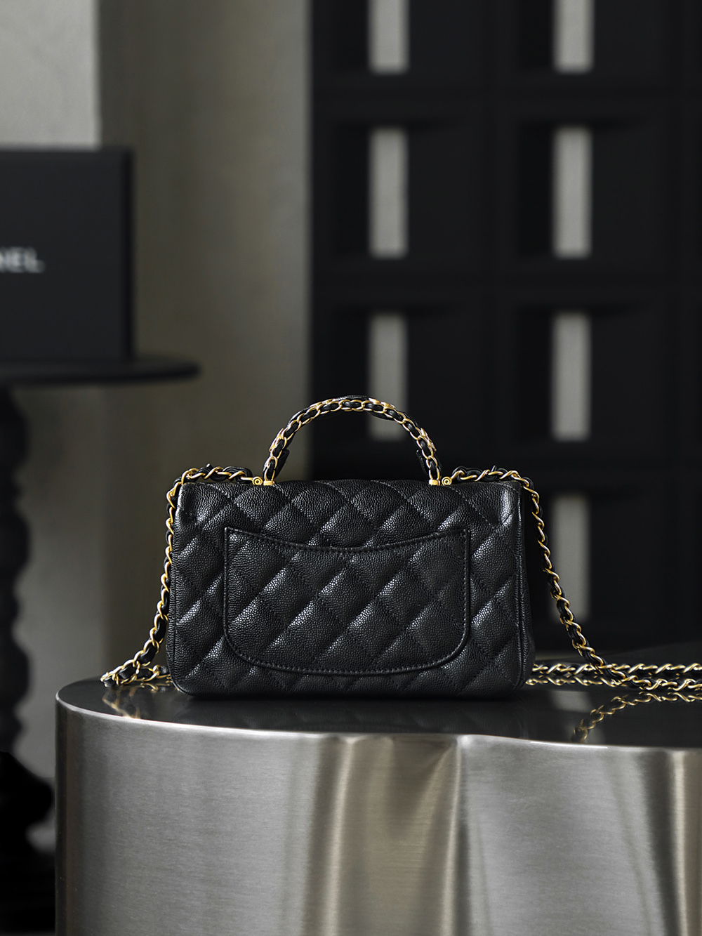 25B 手柄CF MINI小號鑒定版👜C-1780
一包一碼 支持全球鑒定查驗身份證原廠專G
Hass皮料過關清單資料可査詢

MINI小號以時光淬煉的經典，編織硬手柄勾勒優雅輪廓，雙C復古亮金扣藏著品牌的百年底蘊，與做舊五金碰撞出復古韻味，經典與日常的完美共生！

五金：厚鍍24k復古亮金
皮料：Hass中球牛皮
尺寸：12*19.5*6.5cm