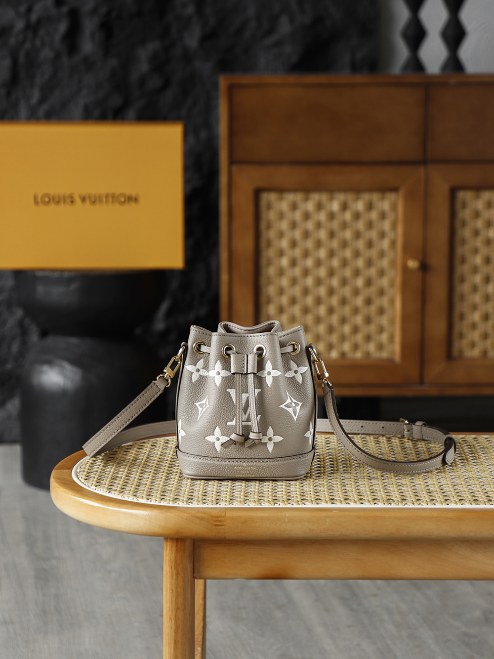 NO:894623,Nano Noé Elephant Gray M46291 Special AS Private Edition The gentle texture of elephant gray collides with the classic silhouette of LV Nano Noé. As an evergreen style, the bucket bag silhouette has been popular since its birth. It has no unnecessary design, but the more you look at it, the more it tastes. The presbyopic embossing is low-key and refined, which is French elegance with its own filter! Hardware thickly plated 24k steel, size 16*10*13cm, lv special sp diamond grid fabric, louis vuitton19860909Nano Noé 大象灰 M46291 特级AS私品版 大象灰的溫柔肌理撞上LV Nano Noé的經典廓形,作為常青款,水桶包廓形從誕生火到現在,沒有多餘設計,卻越看越有味道,老花壓紋低調顯精緻,就是自帶濾鏡的法式優雅！ 五金厚镀24k全鋼 尺寸16*10*13cm,lv特级sp菱形格面料,louis vuitton,Bag
