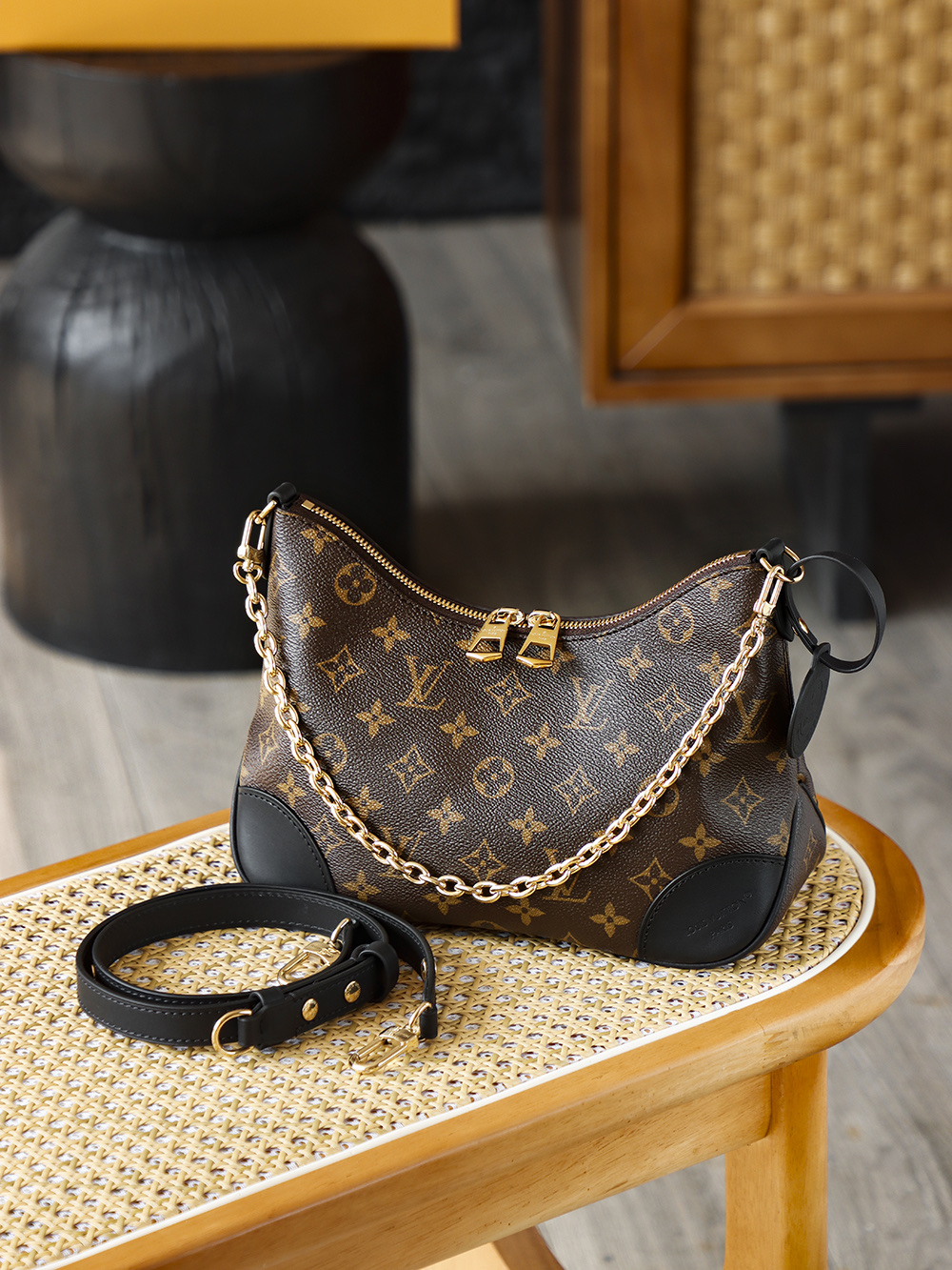 BOULOGNE 小號手袋 M45831
晶片碼可査詢 AS渠道版👜A-108

牛角包一上市就非常受歡迎，其流線型，簡約而優雅的設計風格，被譽為經典之王。 包體兩側的弧形收束線條神似&ldquo;牛角&rdquo;，這種設計既延續了郵差包的實用基因，又通過圓潤弧線弱化了傳統箱型的硬朗感，更貼合現代女性追求的柔美通勤風！

五金：厚镀24k全鋼
尺寸：16*9.5*26cm