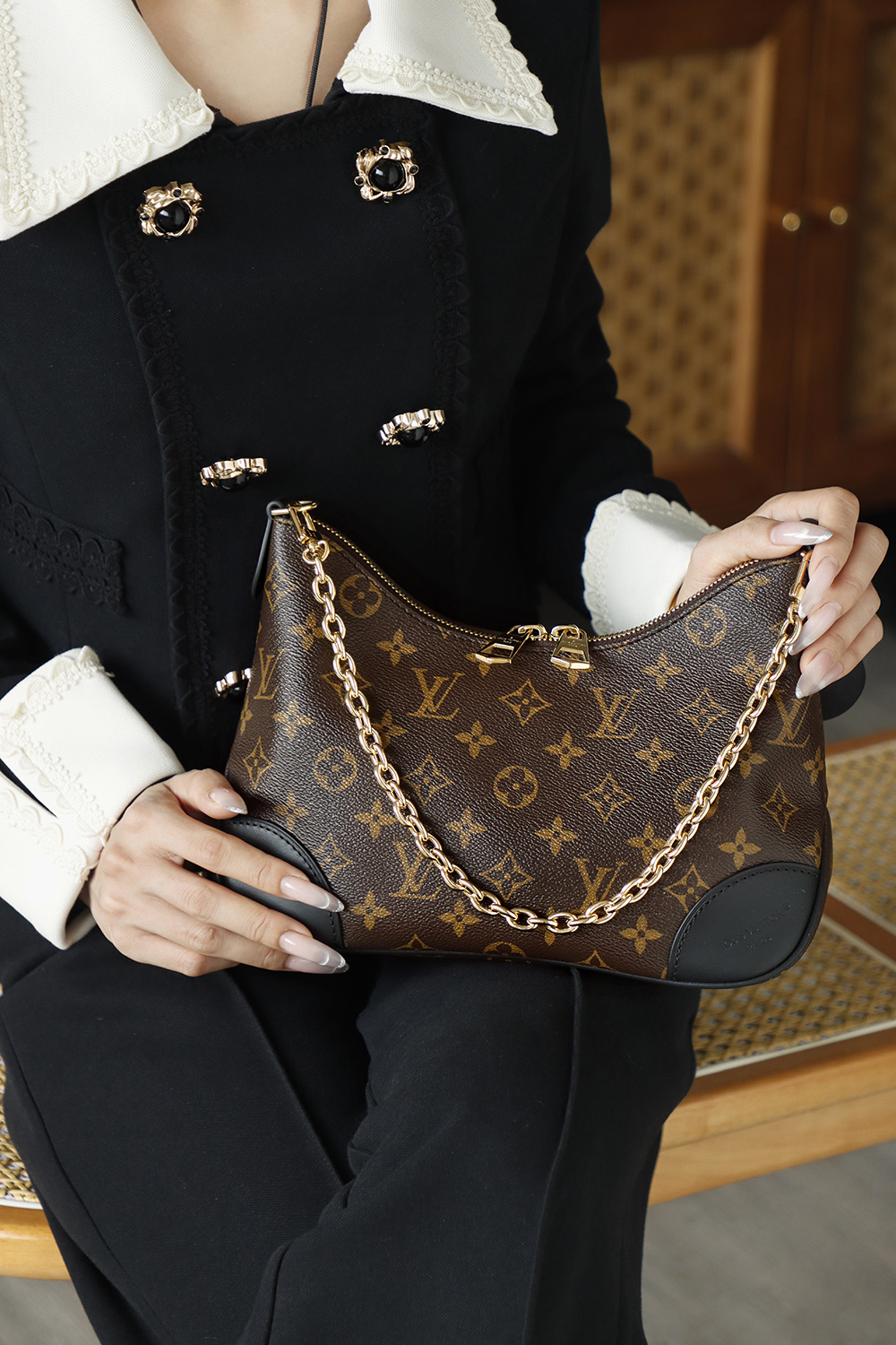 Monogram老花與黑色牛皮拼撞，上身即顯沉穩內斂的都市格調，低調中暗藏辨識度，自帶高級濾鏡！