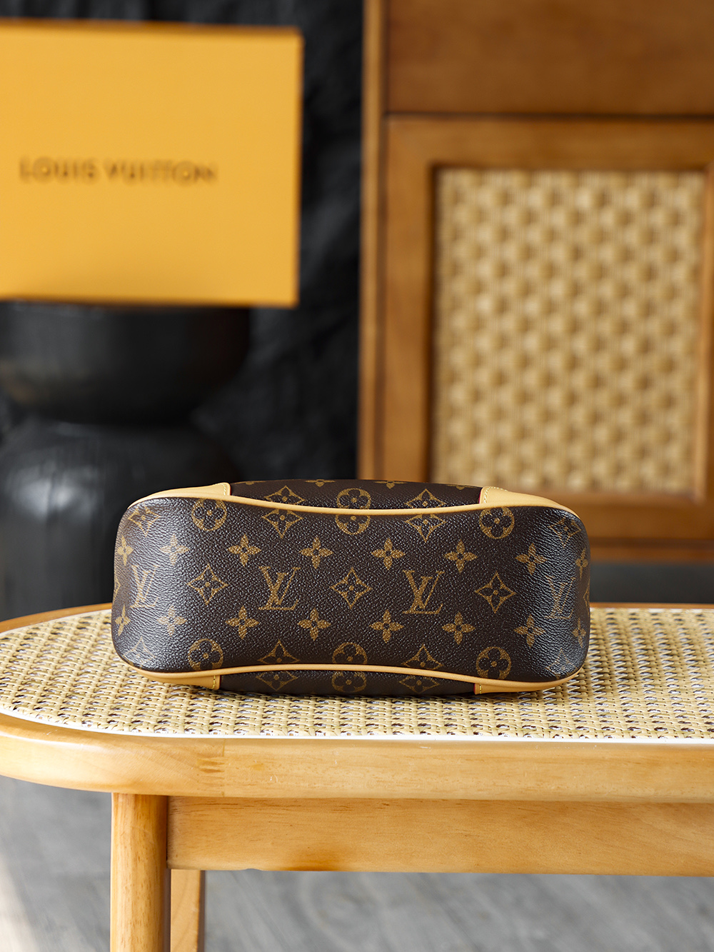 BOULOGNE 小號手袋 M45832
晶片碼可査詢 AS渠道版👜A-108
牛角包一上市就非常受歡迎，其流線型，簡約而優雅的設計風格，被譽為經典之王。 包體兩側的弧形收束線條神似&ldquo;牛角&rdquo;，這種設計既延續了郵差包的實用基因，又通過圓潤弧線弱化了傳統箱型的硬朗感，更貼合現代女性追求的柔美通勤風！

五金：厚镀24k全鋼
尺寸：16*9.5*26cm