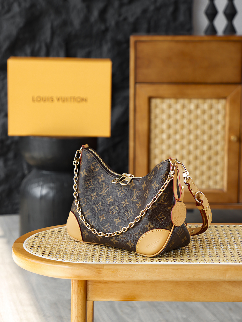 BOULOGNE 小號手袋 M45832
晶片碼可査詢 AS渠道版👜A-108
牛角包一上市就非常受歡迎，其流線型，簡約而優雅的設計風格，被譽為經典之王。 包體兩側的弧形收束線條神似&ldquo;牛角&rdquo;，這種設計既延續了郵差包的實用基因，又通過圓潤弧線弱化了傳統箱型的硬朗感，更貼合現代女性追求的柔美通勤風！

五金：厚镀24k全鋼
尺寸：16*9.5*26cm