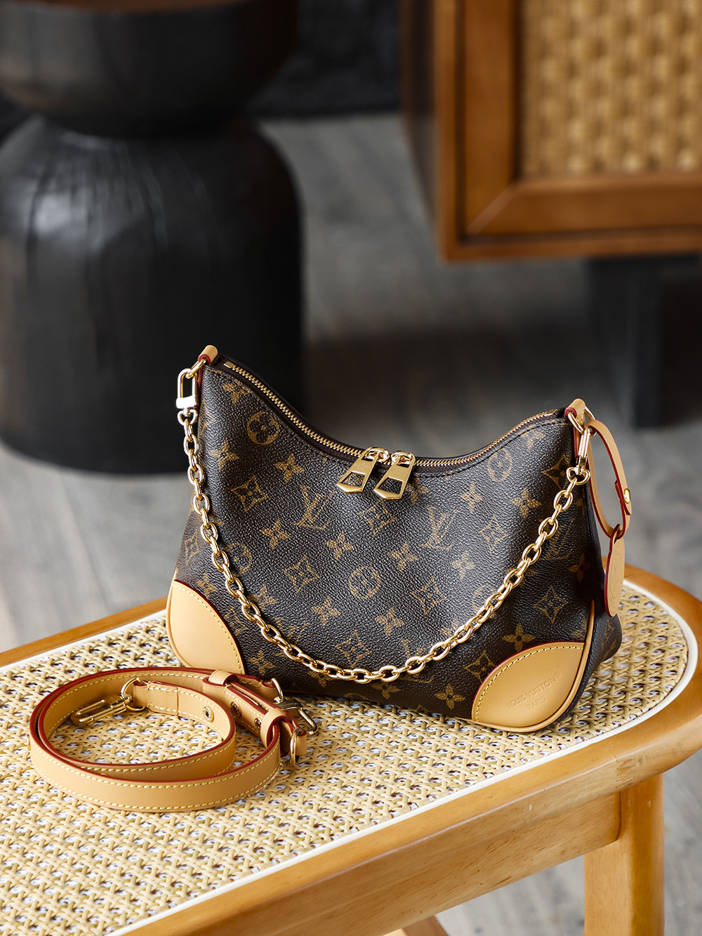 BOULOGNE 小號手袋 M45832
晶片碼可査詢 AS渠道版👜A-108
牛角包一上市就非常受歡迎，其流線型，簡約而優雅的設計風格，被譽為經典之王。 包體兩側的弧形收束線條神似&ldquo;牛角&rdquo;，這種設計既延續了郵差包的實用基因，又通過圓潤弧線弱化了傳統箱型的硬朗感，更貼合現代女性追求的柔美通勤風！

五金：厚镀24k全鋼
尺寸：16*9.5*26cm