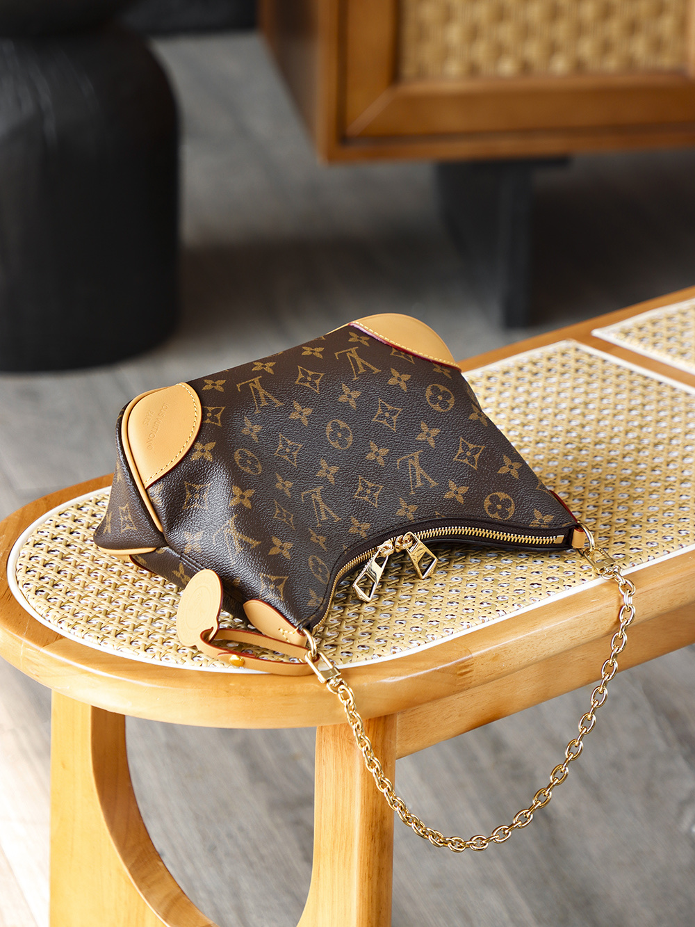 BOULOGNE 小號手袋 M45832
晶片碼可査詢 AS渠道版👜A-108
牛角包一上市就非常受歡迎，其流線型，簡約而優雅的設計風格，被譽為經典之王。 包體兩側的弧形收束線條神似&ldquo;牛角&rdquo;，這種設計既延續了郵差包的實用基因，又通過圓潤弧線弱化了傳統箱型的硬朗感，更貼合現代女性追求的柔美通勤風！

五金：厚镀24k全鋼
尺寸：16*9.5*26cm