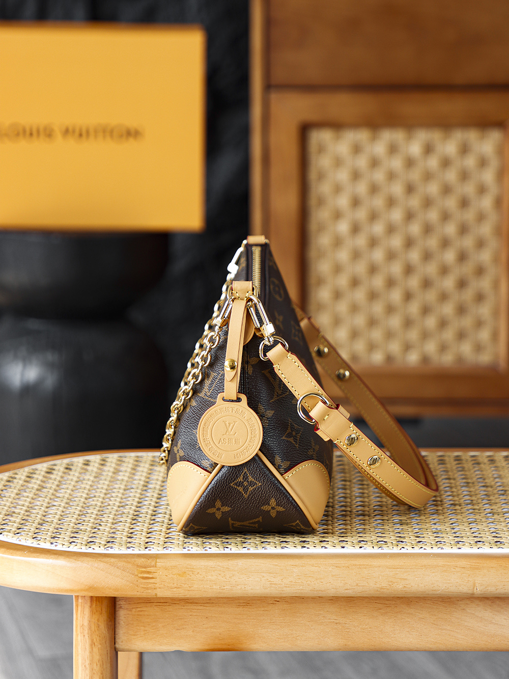 BOULOGNE 小號手袋 M45832
晶片碼可査詢 AS渠道版👜A-108
牛角包一上市就非常受歡迎，其流線型，簡約而優雅的設計風格，被譽為經典之王。 包體兩側的弧形收束線條神似&ldquo;牛角&rdquo;，這種設計既延續了郵差包的實用基因，又通過圓潤弧線弱化了傳統箱型的硬朗感，更貼合現代女性追求的柔美通勤風！

五金：厚镀24k全鋼
尺寸：16*9.5*26cm