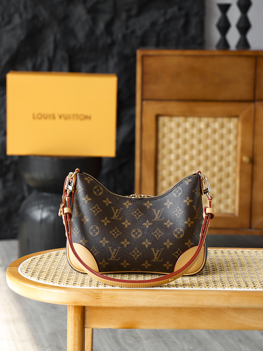 BOULOGNE 小號手袋 M45832
晶片碼可査詢 AS渠道版👜A-108
牛角包一上市就非常受歡迎，其流線型，簡約而優雅的設計風格，被譽為經典之王。 包體兩側的弧形收束線條神似&ldquo;牛角&rdquo;，這種設計既延續了郵差包的實用基因，又通過圓潤弧線弱化了傳統箱型的硬朗感，更貼合現代女性追求的柔美通勤風！

五金：厚镀24k全鋼
尺寸：16*9.5*26cm