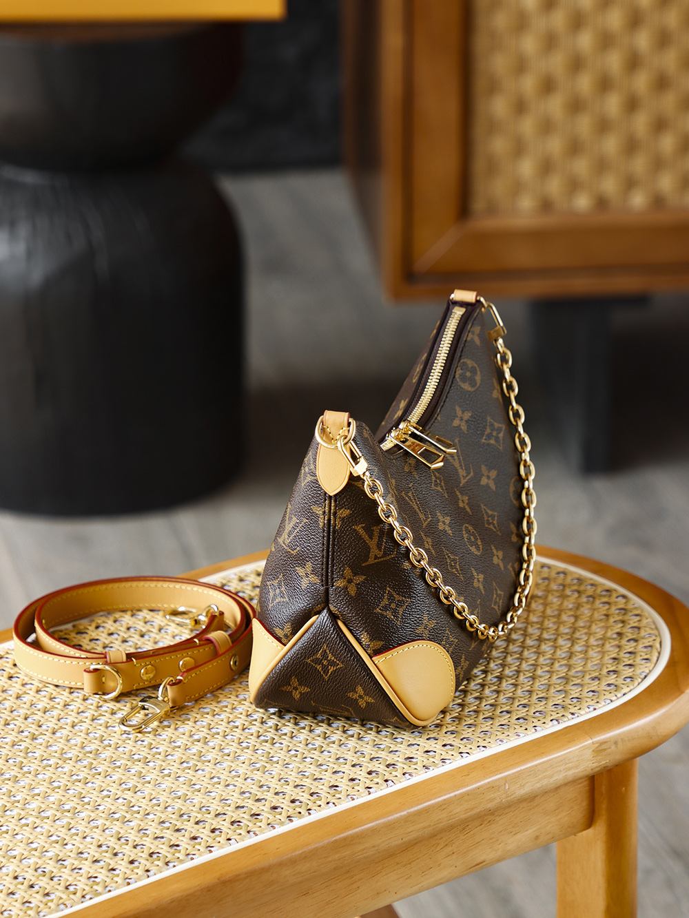 BOULOGNE 小號手袋 M45832
晶片碼可査詢 AS渠道版👜A-108
牛角包一上市就非常受歡迎，其流線型，簡約而優雅的設計風格，被譽為經典之王。 包體兩側的弧形收束線條神似&ldquo;牛角&rdquo;，這種設計既延續了郵差包的實用基因，又通過圓潤弧線弱化了傳統箱型的硬朗感，更貼合現代女性追求的柔美通勤風！

五金：厚镀24k全鋼
尺寸：16*9.5*26cm