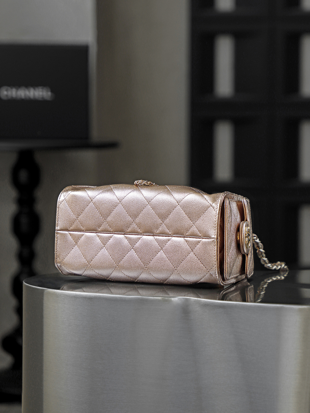 26C 25bag mini鑒定版👜C-2180
一包一碼 支持全球鑒定查驗身份證原廠專G
impala三只羊皮料過關清單資料可査

25bag mini尺寸堪稱黃金比例，小巧却不局促，包身線條利落乾淨，恰到好處的弧形包底勾勒出慵懶隨性的法式輪廓，站立時挺括有型，垂墜時又自帶溫柔鬆弛感。

五金：厚镀𝟣𝟦𝗄淡金扣
皮料：impala三只羊小球牛皮
尺寸：20*22*12.5cm