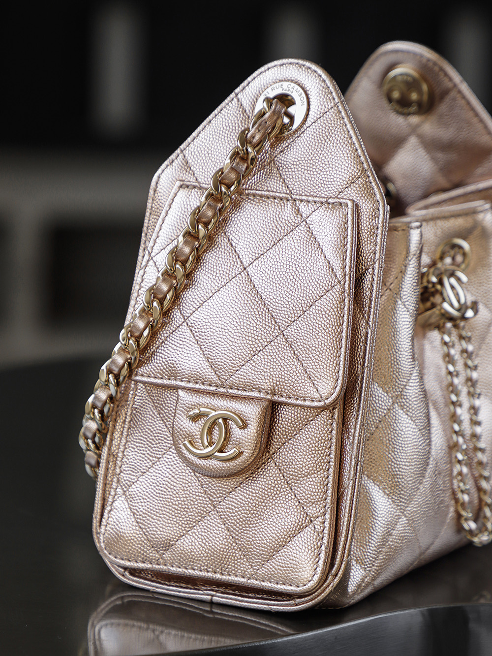 26C 25bag mini鑒定版👜C-2180
一包一碼 支持全球鑒定查驗身份證原廠專G
impala三只羊皮料過關清單資料可査

25bag mini尺寸堪稱黃金比例，小巧却不局促，包身線條利落乾淨，恰到好處的弧形包底勾勒出慵懶隨性的法式輪廓，站立時挺括有型，垂墜時又自帶溫柔鬆弛感。

五金：厚镀𝟣𝟦𝗄淡金扣
皮料：impala三只羊小球牛皮
尺寸：20*22*12.5cm