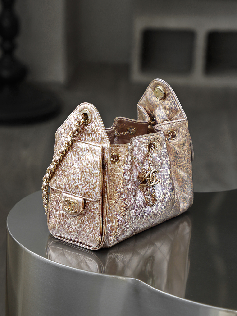 26C 25bag mini鑒定版👜C-2180
一包一碼 支持全球鑒定查驗身份證原廠專G
impala三只羊皮料過關清單資料可査

25bag mini尺寸堪稱黃金比例，小巧却不局促，包身線條利落乾淨，恰到好處的弧形包底勾勒出慵懶隨性的法式輪廓，站立時挺括有型，垂墜時又自帶溫柔鬆弛感。

五金：厚镀𝟣𝟦𝗄淡金扣
皮料：impala三只羊小球牛皮
尺寸：20*22*12.5cm