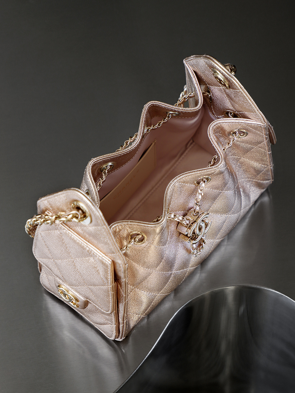 26C 25bag mini鑒定版👜C-2180
一包一碼 支持全球鑒定查驗身份證原廠專G
impala三只羊皮料過關清單資料可査

25bag mini尺寸堪稱黃金比例，小巧却不局促，包身線條利落乾淨，恰到好處的弧形包底勾勒出慵懶隨性的法式輪廓，站立時挺括有型，垂墜時又自帶溫柔鬆弛感。

五金：厚镀𝟣𝟦𝗄淡金扣
皮料：impala三只羊小球牛皮
尺寸：20*22*12.5cm