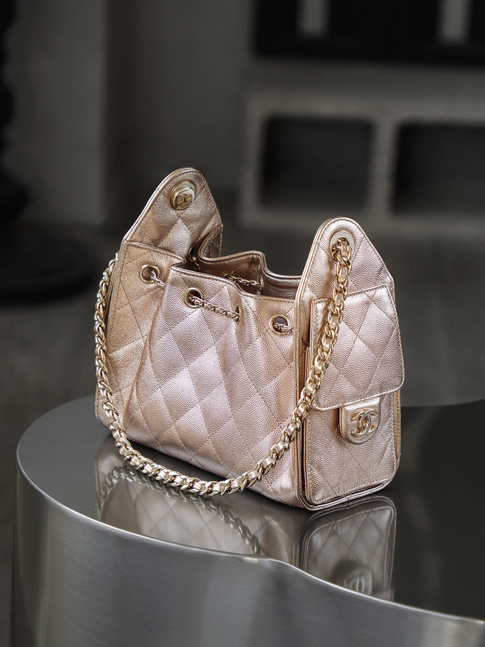 26C 25bag mini鑒定版👜C-2180
一包一碼 支持全球鑒定查驗身份證原廠專G
impala三只羊皮料過關清單資料可査

25bag mini尺寸堪稱黃金比例，小巧却不局促，包身線條利落乾淨，恰到好處的弧形包底勾勒出慵懶隨性的法式輪廓，站立時挺括有型，垂墜時又自帶溫柔鬆弛感。

五金：厚镀𝟣𝟦𝗄淡金扣
皮料：impala三只羊小球牛皮
尺寸：20*22*12.5cm