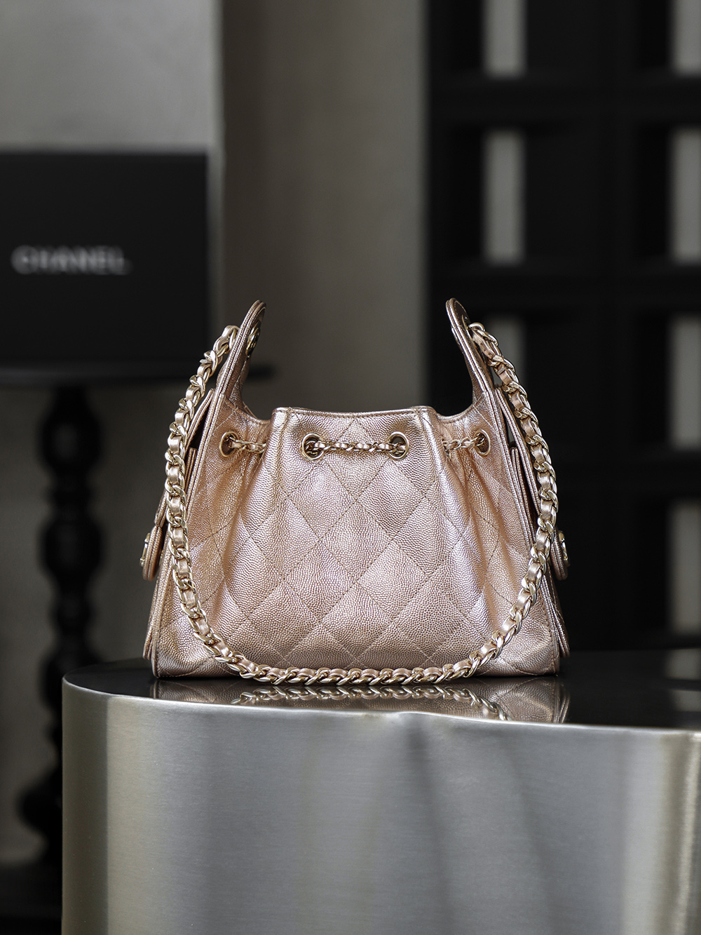 26C 25bag mini鑒定版👜C-2180
一包一碼 支持全球鑒定查驗身份證原廠專G
impala三只羊皮料過關清單資料可査

25bag mini尺寸堪稱黃金比例，小巧却不局促，包身線條利落乾淨，恰到好處的弧形包底勾勒出慵懶隨性的法式輪廓，站立時挺括有型，垂墜時又自帶溫柔鬆弛感。

五金：厚镀𝟣𝟦𝗄淡金扣
皮料：impala三只羊小球牛皮
尺寸：20*22*12.5cm