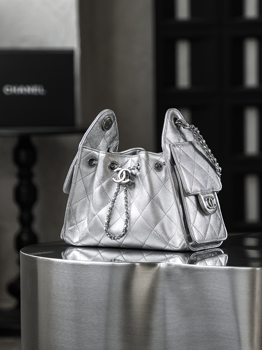 26C 25bag mini鑒定版👜C-2180
一包一碼 支持全球鑒定查驗身份證原廠專G
impala三只羊皮料過關清單資料可査

25bag mini尺寸堪稱黃金比例，小巧却不局促，包身線條利落乾淨，恰到好處的弧形包底勾勒出慵懶隨性的法式輪廓，站立時挺括有型，垂墜時又自帶溫柔鬆弛感。

五金：做舊復古銀扣
皮料：impala三只羊小球牛皮
尺寸：20*22*12.5cm