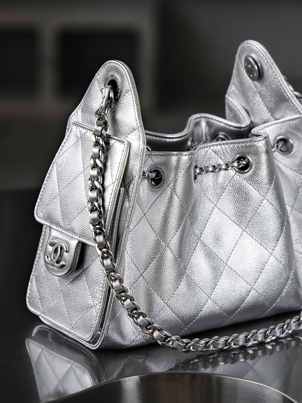 26C 25bag mini鑒定版👜C-2180
一包一碼 支持全球鑒定查驗身份證原廠專G
impala三只羊皮料過關清單資料可査

25bag mini尺寸堪稱黃金比例，小巧却不局促，包身線條利落乾淨，恰到好處的弧形包底勾勒出慵懶隨性的法式輪廓，站立時挺括有型，垂墜時又自帶溫柔鬆弛感。

五金：做舊復古銀扣
皮料：impala三只羊小球牛皮
尺寸：20*22*12.5cm