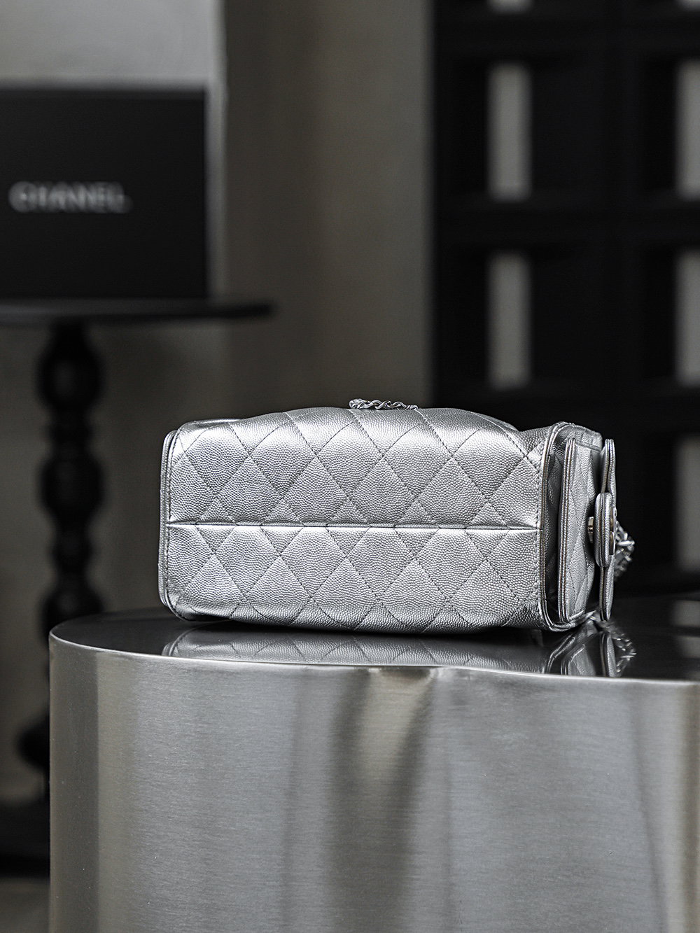 26C 25bag mini鑒定版👜C-2180
一包一碼 支持全球鑒定查驗身份證原廠專G
impala三只羊皮料過關清單資料可査

25bag mini尺寸堪稱黃金比例，小巧却不局促，包身線條利落乾淨，恰到好處的弧形包底勾勒出慵懶隨性的法式輪廓，站立時挺括有型，垂墜時又自帶溫柔鬆弛感。

五金：做舊復古銀扣
皮料：impala三只羊小球牛皮
尺寸：20*22*12.5cm