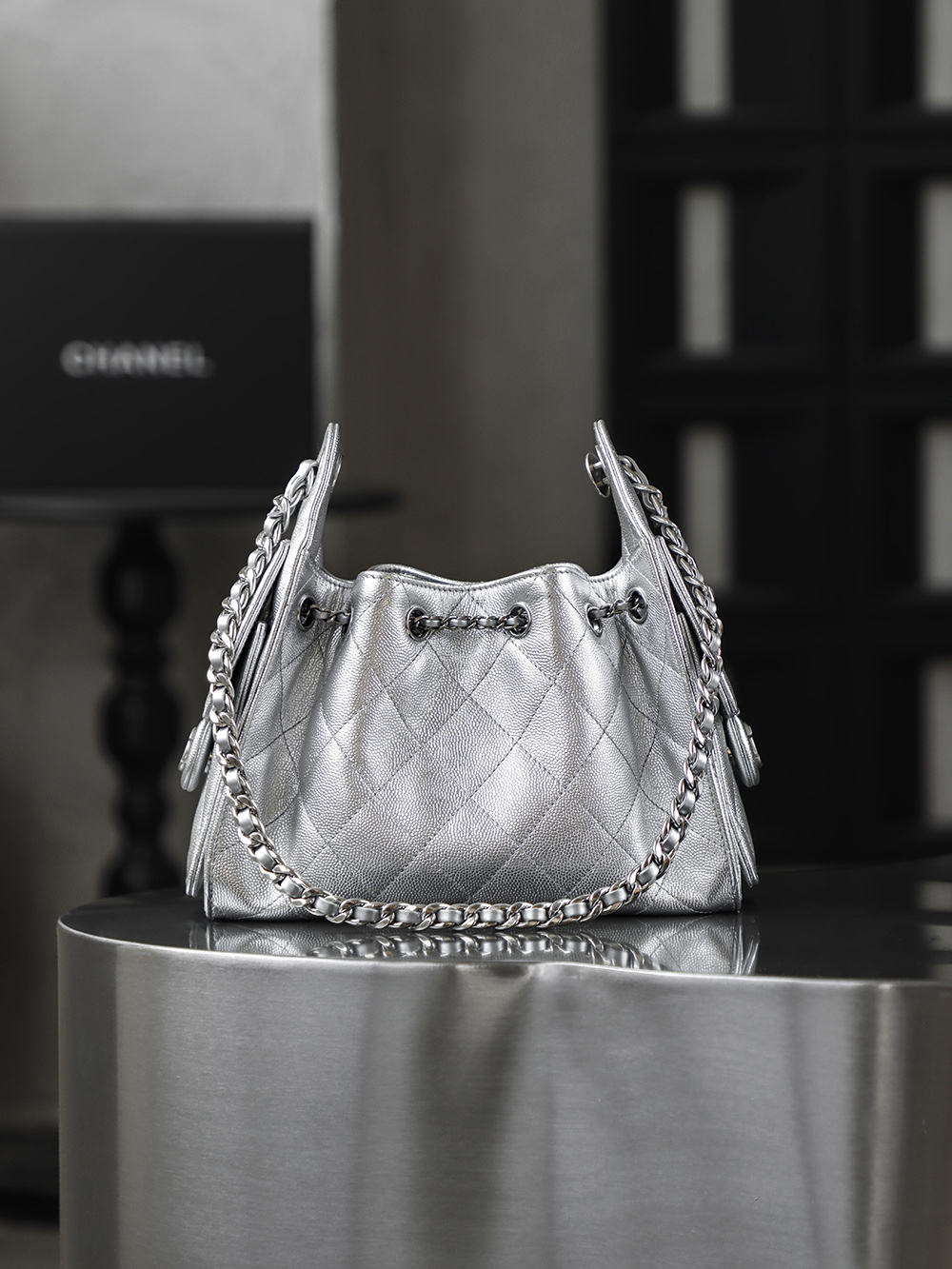 26C 25bag mini鑒定版👜C-2180
一包一碼 支持全球鑒定查驗身份證原廠專G
impala三只羊皮料過關清單資料可査

25bag mini尺寸堪稱黃金比例，小巧却不局促，包身線條利落乾淨，恰到好處的弧形包底勾勒出慵懶隨性的法式輪廓，站立時挺括有型，垂墜時又自帶溫柔鬆弛感。

五金：做舊復古銀扣
皮料：impala三只羊小球牛皮
尺寸：20*22*12.5cm