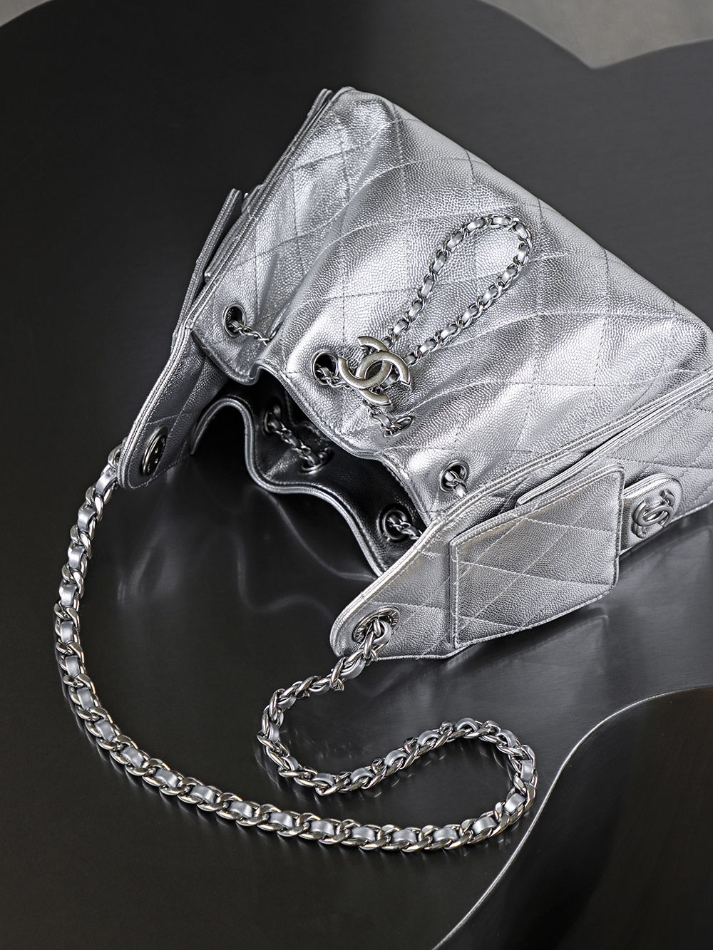 26C 25bag mini鑒定版👜C-2180
一包一碼 支持全球鑒定查驗身份證原廠專G
impala三只羊皮料過關清單資料可査

25bag mini尺寸堪稱黃金比例，小巧却不局促，包身線條利落乾淨，恰到好處的弧形包底勾勒出慵懶隨性的法式輪廓，站立時挺括有型，垂墜時又自帶溫柔鬆弛感。

五金：做舊復古銀扣
皮料：impala三只羊小球牛皮
尺寸：20*22*12.5cm