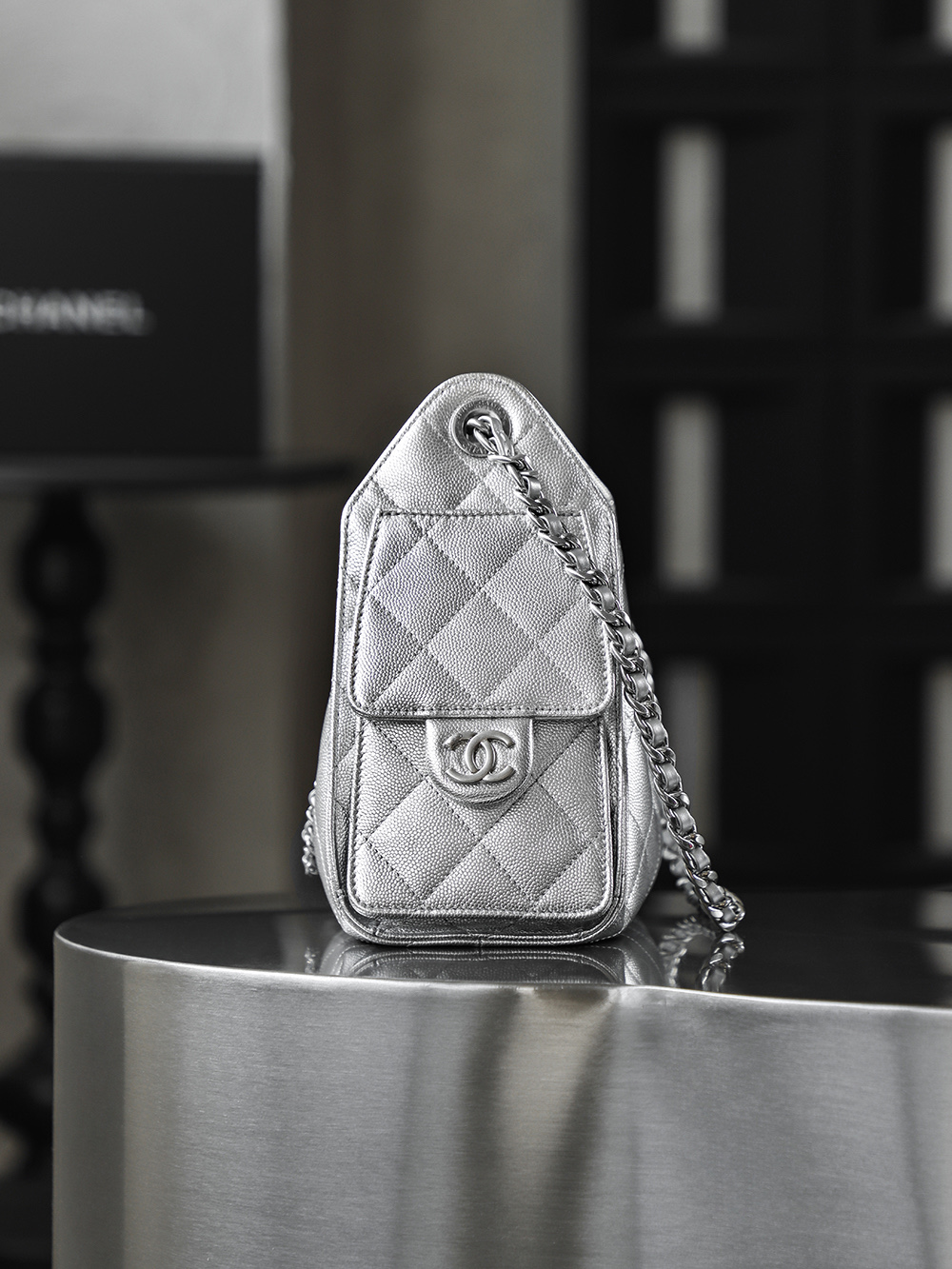 26C 25bag mini鑒定版👜C-2180
一包一碼 支持全球鑒定查驗身份證原廠專G
impala三只羊皮料過關清單資料可査

25bag mini尺寸堪稱黃金比例，小巧却不局促，包身線條利落乾淨，恰到好處的弧形包底勾勒出慵懶隨性的法式輪廓，站立時挺括有型，垂墜時又自帶溫柔鬆弛感。

五金：做舊復古銀扣
皮料：impala三只羊小球牛皮
尺寸：20*22*12.5cm