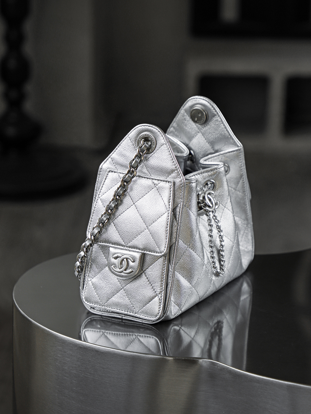 26C 25bag mini鑒定版👜C-2180
一包一碼 支持全球鑒定查驗身份證原廠專G
impala三只羊皮料過關清單資料可査

25bag mini尺寸堪稱黃金比例，小巧却不局促，包身線條利落乾淨，恰到好處的弧形包底勾勒出慵懶隨性的法式輪廓，站立時挺括有型，垂墜時又自帶溫柔鬆弛感。

五金：做舊復古銀扣
皮料：impala三只羊小球牛皮
尺寸：20*22*12.5cm