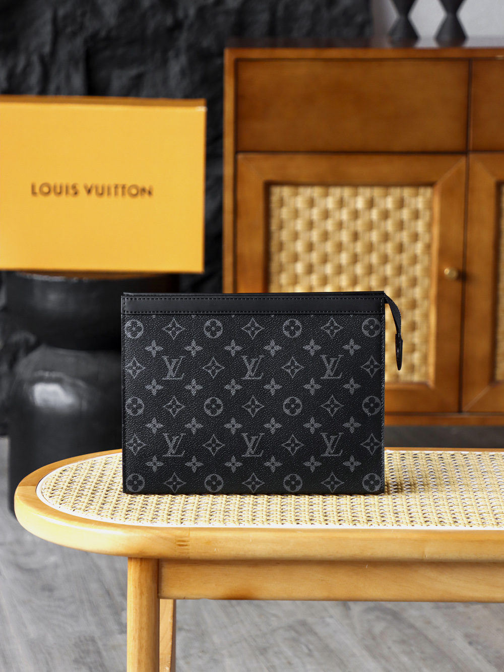 NO:812515,Special grade Pochette Voyage toiletry bag M61692 Special grade AS private version Black Warrior series Pochette Voyage clutch bag, made of classic black presbyopic canvas with a neat bag shape, low-key and high-end black and gray presbyopic, built-in multiple card slots and compartments, suitable for storage of personal belongings, one-click switch between business and leisure, versatile and perfect! Hardware thickly plated 24k all steel, size 27*21*6cm, LV special version, louis vuitton, handbag19860909特级 Pochette Voyage 洗漱包 M61692 特级AS私品版 黑武士系列 Pochette Voyage 手拿包,以經典黑老花帆布搭配利落包型,低調高級的黑灰老花,內置多卡位與隔層,滿足隨身物品收納,商務休閒一鍵切換,百搭不出錯！ 五金厚镀24k全鋼 尺寸27*21*6cm,LV特级版本,louis vuitton,handbag,Bag