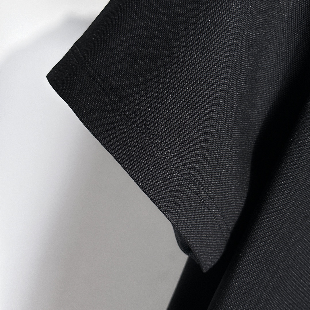 新品Prada普拉达刺绣POLO衫黑白色M-XXXL来自意大利知名的奢侈品牌其独特天赋在于对新创意的不懈