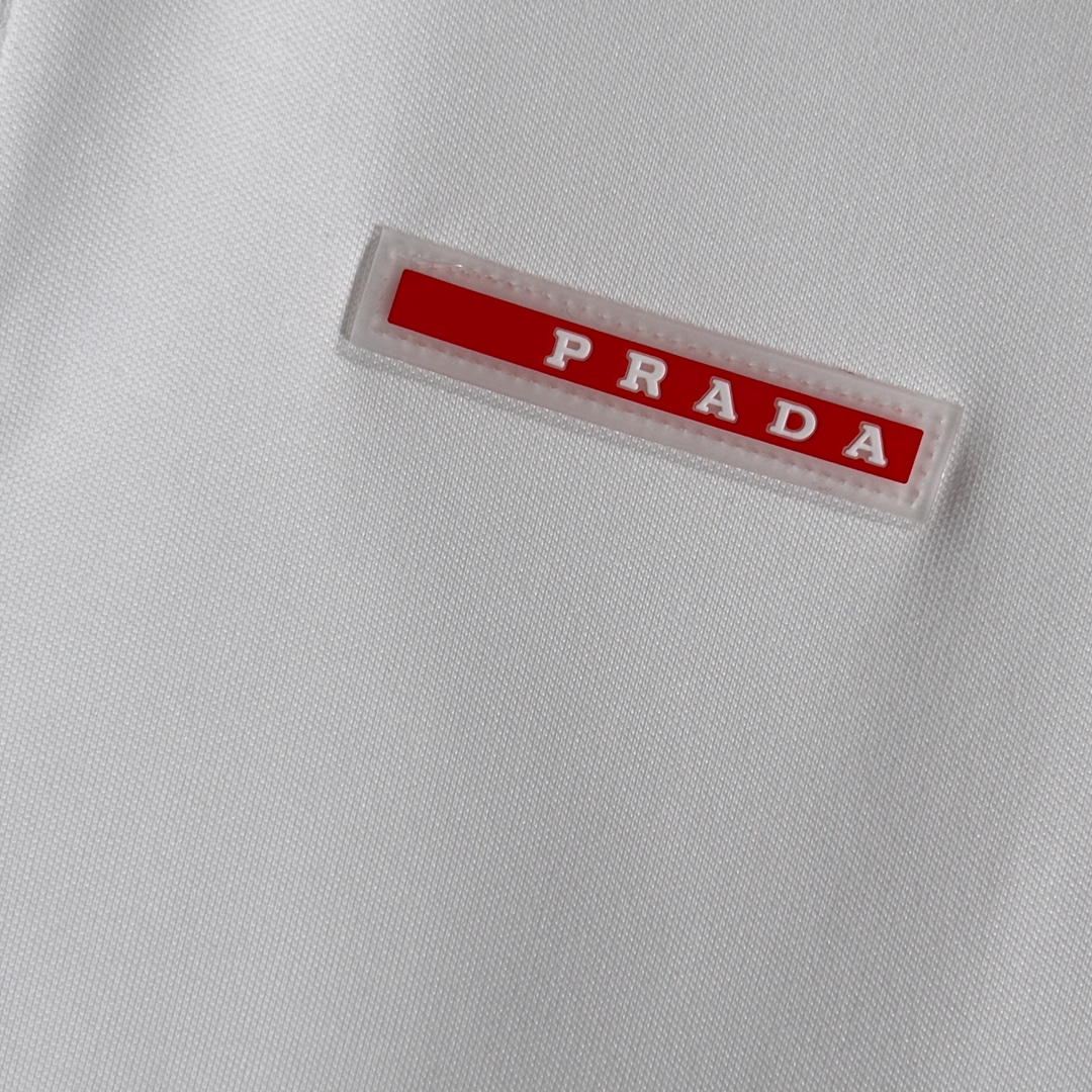 新品Prada普拉达刺绣POLO衫黑白色M-XXXL来自意大利知名的奢侈品牌其独特天赋在于对新创意的不懈