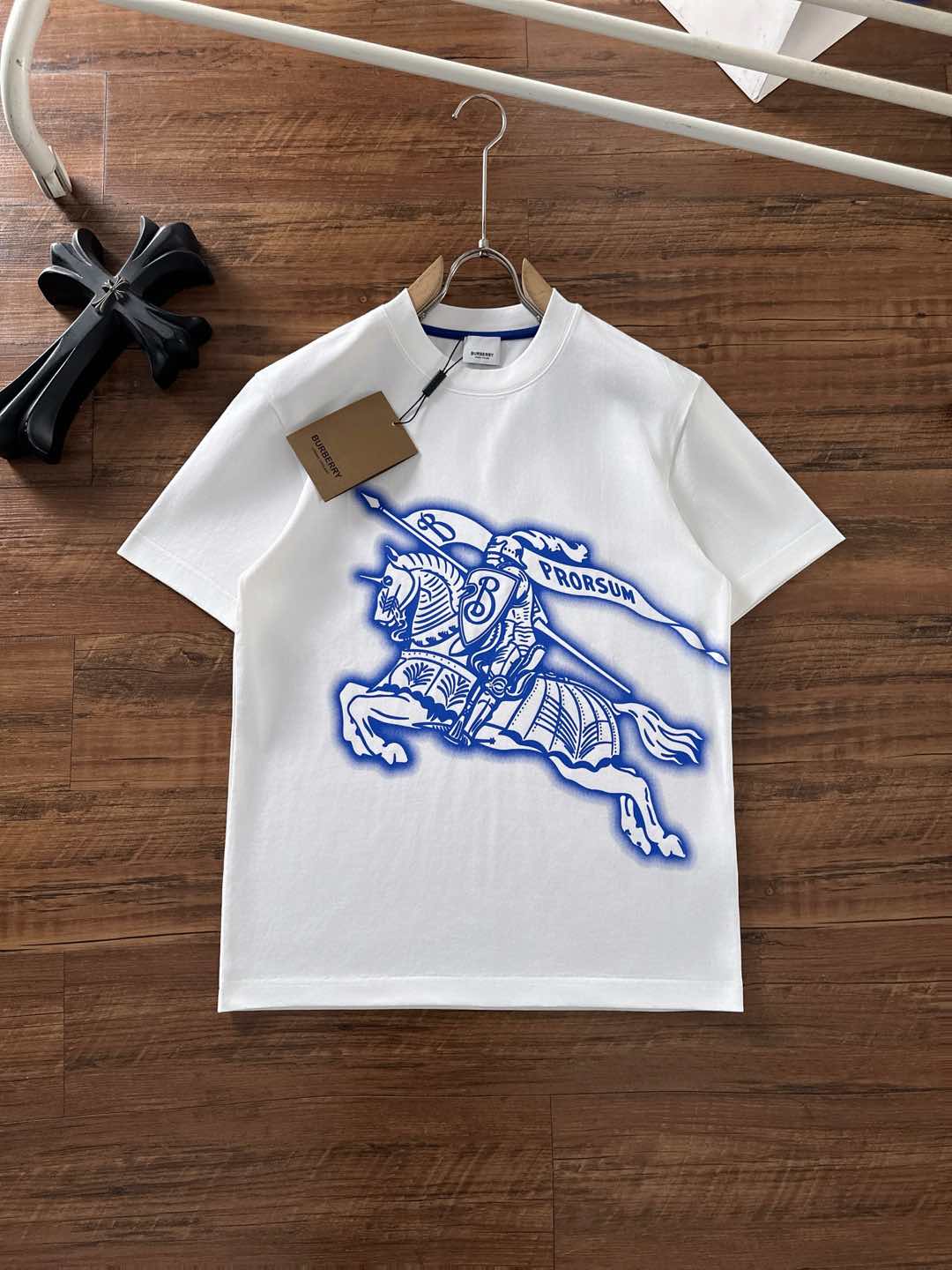 NO:123510,Burberry's new short-sleeved T-shirt for men and women in the early spring,!  Customized exclusive pure cotton fabric, customized original craft threads, and chest heavy-work letter logo craft design!  Simple and generous, calm and versatile, extremely high-end, perfectly integrated with fashion and style, a top fashionable style that perfectly suits the outside wear!  The overall feeling is natural!  The ultimate classic versatile short-sleeved T-shirt is designed with the latest three-dimensional letter logo pattern elements!  The ultimate perfection of heavy industry!  Fans who pursue high quality are please buy them by themselves, and all fans who know the goods are invited to appreciate this model together!  !  Size S-2XL S S S Shoulder Width 46 Bust 102 Clothes 66 Sleeve length 22 M Sleeve width 47 Bust 106 Clothes 67 Sleeve length 23 L Sleeve width 48 Bust 110 Clothes 68 Sleeve length 24 XL Sleeve width 49 Bust 114 Clothes 69 Sleeve length 25 2XL Sleeve width 50 Bust 116 Clothes 70 Sleeve length 26,,burberry,T-shirt,tees,t-shirt,alexander wang19860909巴宝莉 早春新款男女同款短袖T恤,！定制专属纯棉面料,定制原版工艺螺纹,胸前重工字母logo工艺设计！简约大方,从容百搭,档次极高,完美融入时尚还有风情感一款完美符合外穿的顶尖时髦气质款！整体给人浑然天成的感觉！极致经典的百搭型短袖T恤,采用最新的立体字母logo图案元素设计！极致的重工极致的完美！追求高品质的粉丝们请自行抢购,诚邀所有识货的粉丝一同鉴赏此款！！ 尺码S-2XL S码肩宽46 胸围102 衣长66 袖长22 M码肩宽47 胸围106 衣长67 袖长23 L码肩宽48 胸围110 衣长68 袖长24 XL码肩宽49 胸围114 衣长69 袖长25 2XL码肩宽50 胸围116 衣长70 袖长26,,burberry,T-shirt,tees，t-shirt,alexander wang,Men's clothing