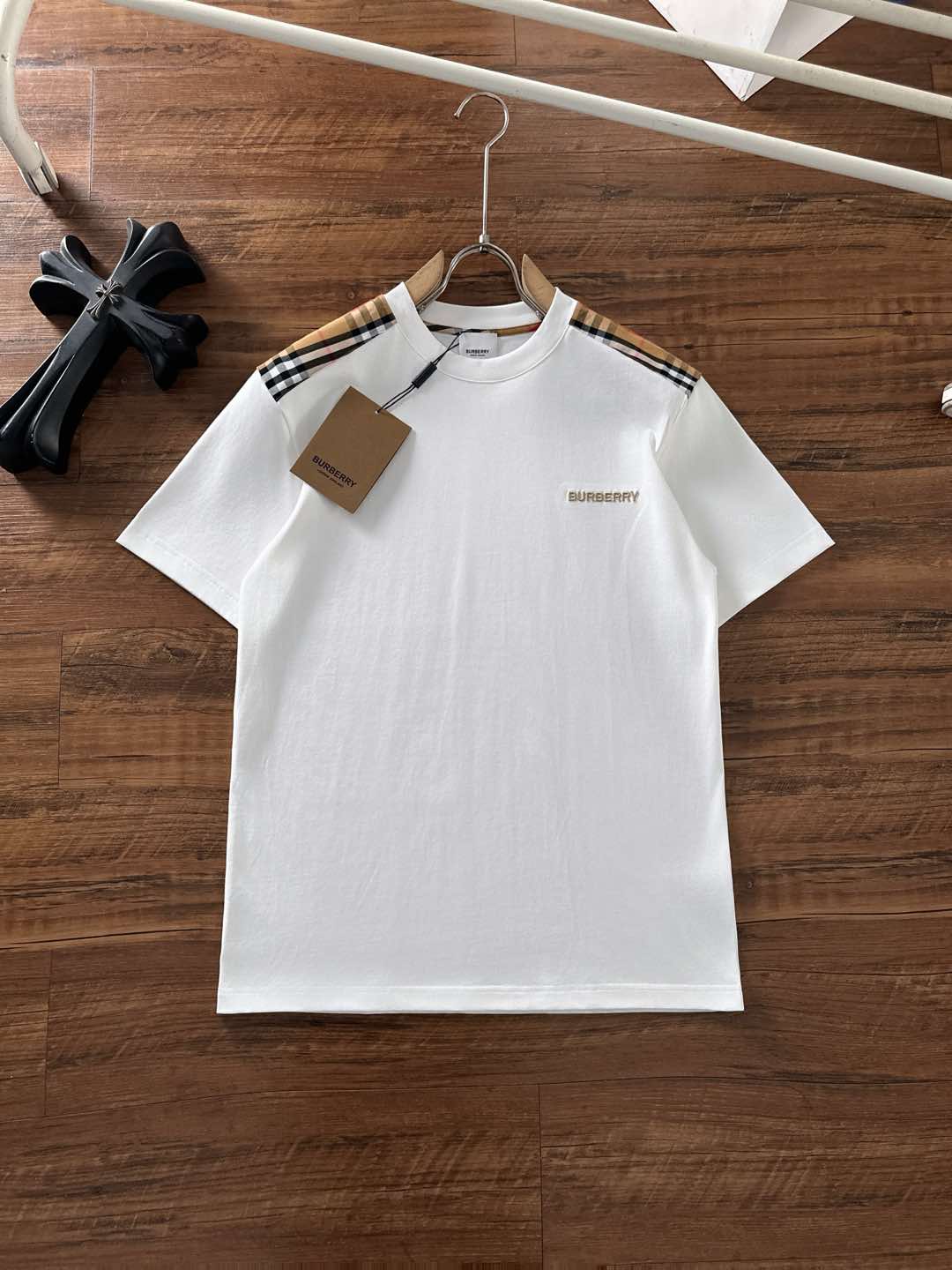 NO:123512,Burberry Early Spring Latest short-sleeved T-shirt, original logo Customized fabric, soft feel, comfortable to wear, fine workmanship. The upper body effect is invincible and handsome, size S-2xl, burberry, T-shirt, tees, t-shirt, alexander wang19860909巴宝莉 早春 最新款短袖T恤,原标 定制面料,手感柔软,穿着舒适,做工精细.上身效果无敌帅气, 码数 S-2xl,,burberry,T-shirt,tees，t-shirt,alexander wang,Men's clothing