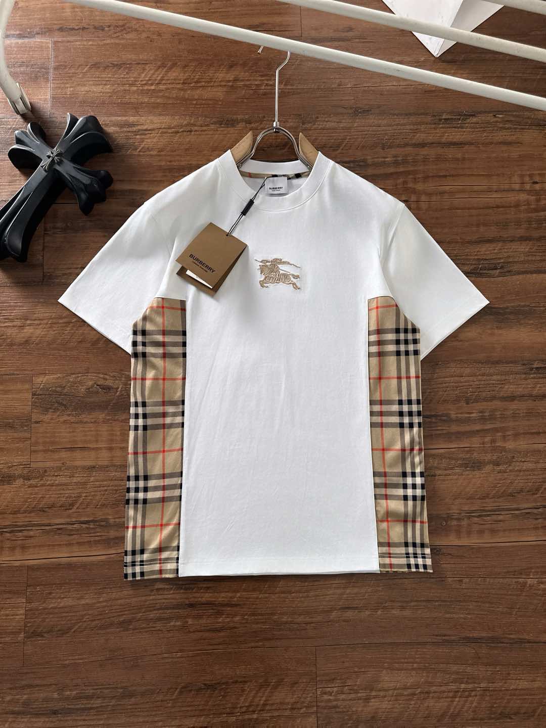 NO:123503,Burberry Early Spring Latest short-sleeved T-shirt, original logo Customized fabric, soft feel, comfortable to wear, fine workmanship. The upper body effect is invincible and handsome, size S-2xl, burberry, T-shirt, tees, t-shirt, alexander wang19860909巴宝莉 早春 最新款短袖T恤,原标 定制面料,手感柔软,穿着舒适,做工精细.上身效果无敌帅气, 码数 S-2xl,,burberry,T-shirt,tees，t-shirt,alexander wang,Men's clothing