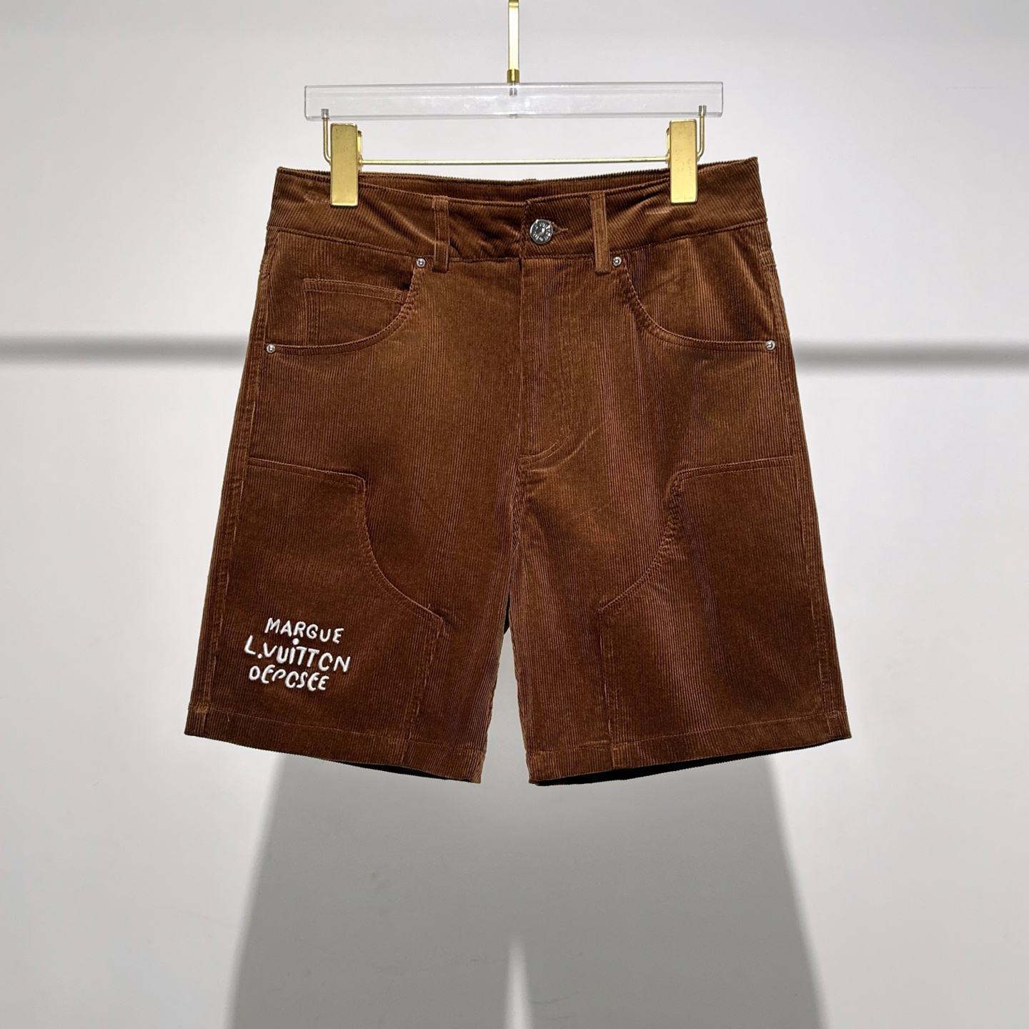 NO:483385,2025/Hot-selling spot [Original custom-made L-home pit strip washing corduroy patch flat waist casual shorts are made of imported fabrics, ordered and dyed, and the upper body is full of high-end feeling. This fabric is very comfortable to wear, and it will not have a hard feeling. The pattern will be very delicate. It is a very good fabric. The upper body effect is satisfactory. Of course, the cost is relatively higher. After all, the materials used for the fabric are different. - Combine the texture with the actual wear. The cloth surface is soft and the feel is very smooth, making it a favorite choice for everyone. Four colors are available. Number M-3XL,,louis vuitton, shorts, alexander wang198609092025/爆款现货【原版订制L家 坑条洗水灯芯绒贴布平腰休闲短裤 采用进口面料,订染色,上身满满的高级感,这种面料穿起来非常舒适,不会有硬邦邦的感觉,而且纹路会非常细腻,是非常好的面料,上身效果令人感到满意 当然成本相对来说也比较高一些,毕竟面料所选用的材质是不一样,-将质感与实穿结合 布面光泽柔和,手感也非常细滑,成为众人最爱的选择 四色可选 码数M-3XL,,louis vuitton,shorts,alexander wang,Men's clothing